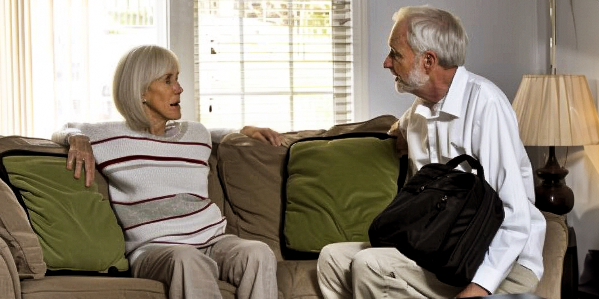 An elderly couple sitting on a couch | Source: AmoMama