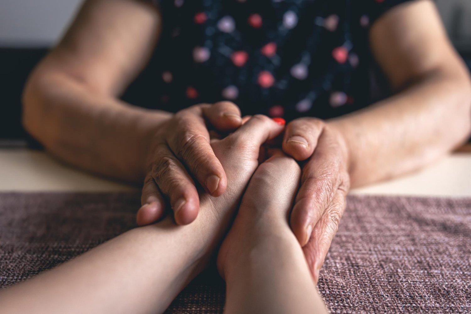 A senior woman holding a young woman's hands | Source: Freepik