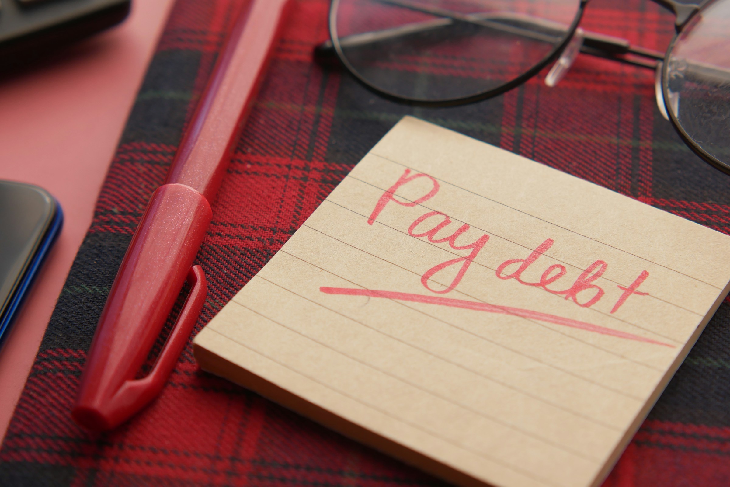 A note that says "Pay Debt" | Source: Unsplash