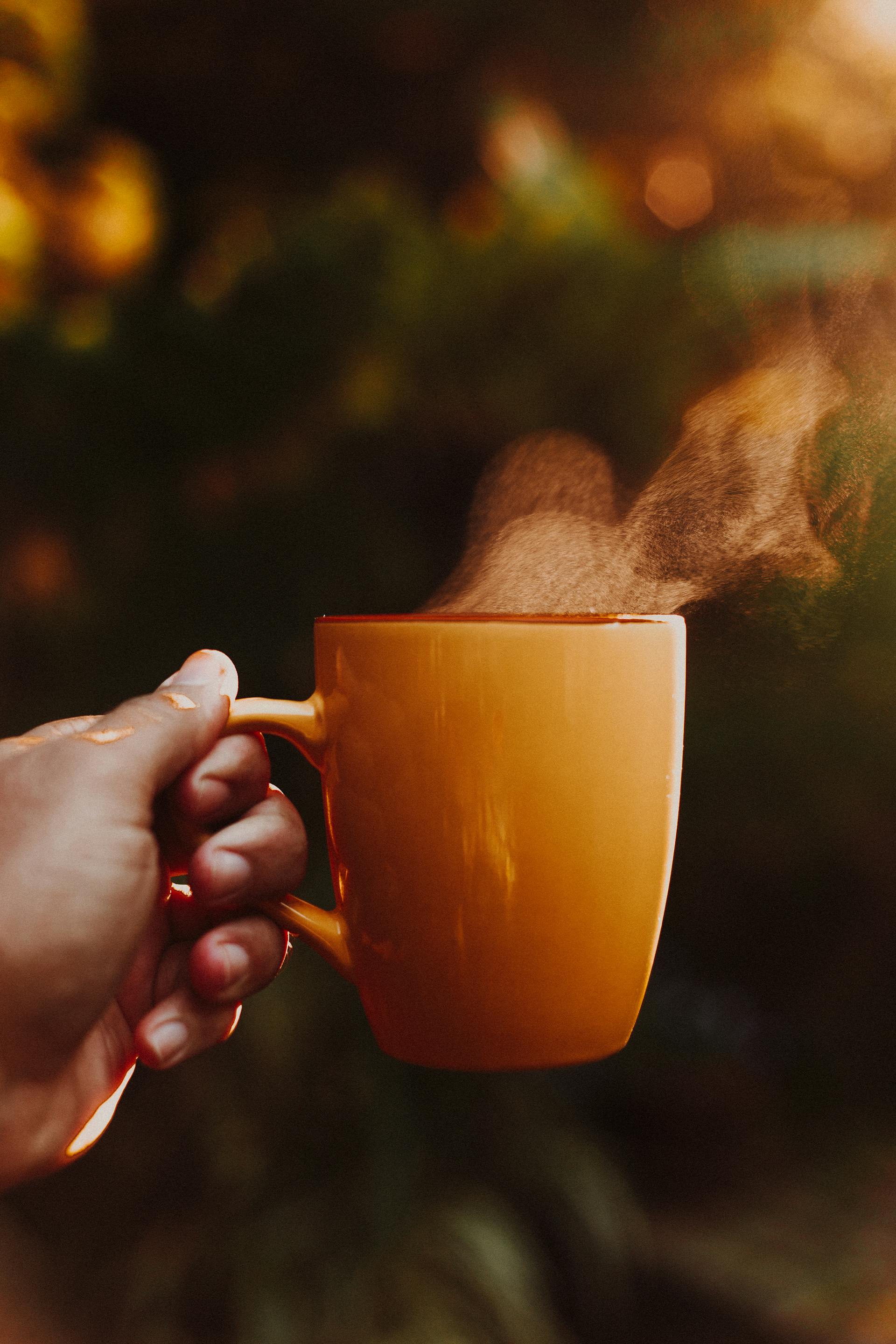 Uma pessoa segurando uma caneca de café | Fonte: Pexels