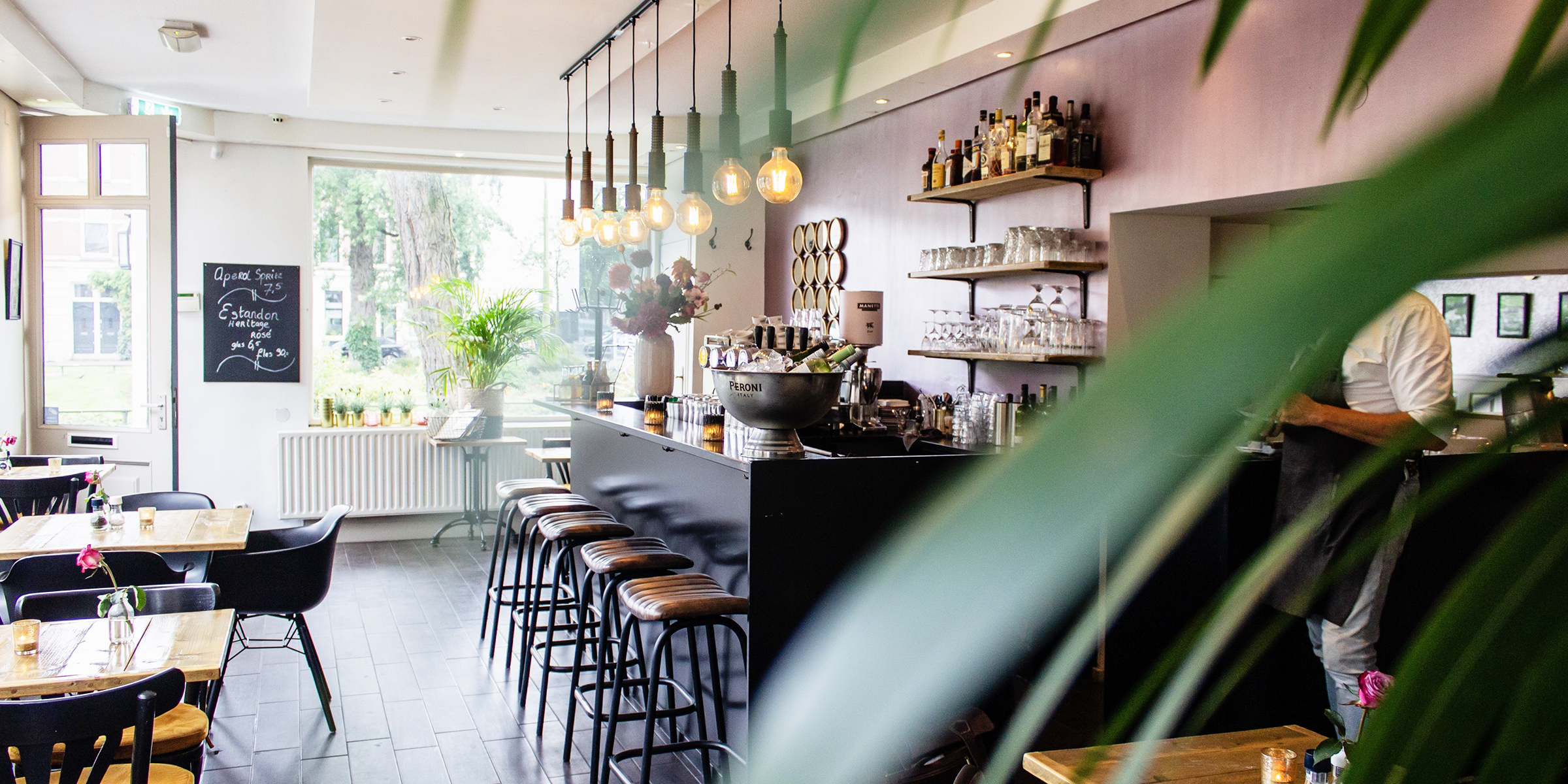 Interior of a cozy café | Source: freepik.com/wirestock