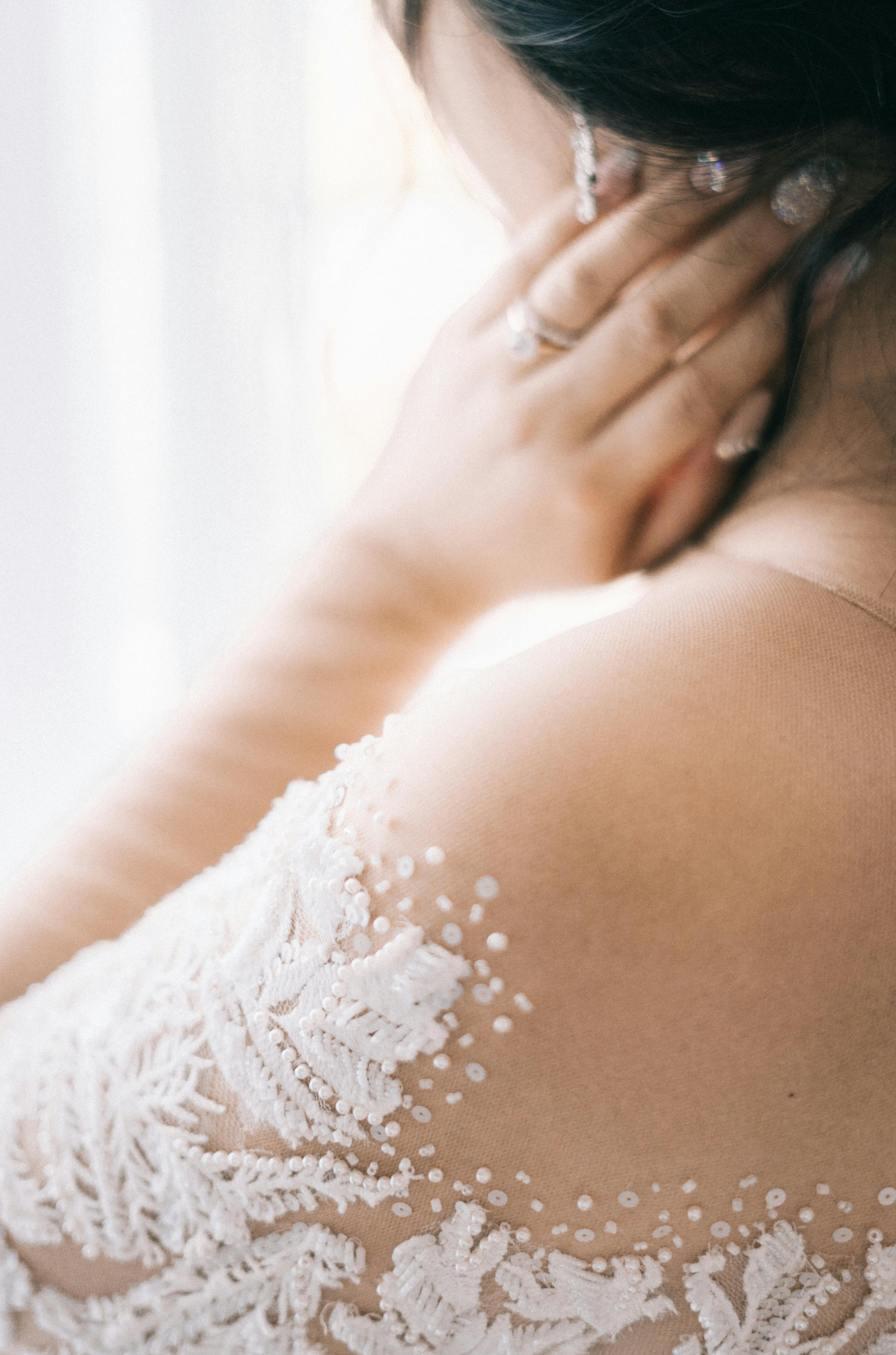 A bride addressing someone out of view | Source: Pexels