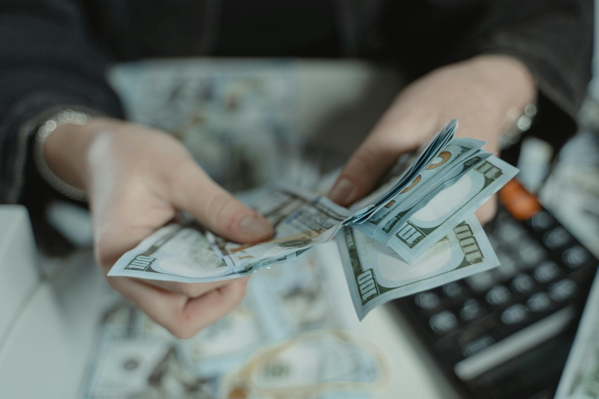 A woman counting money | Source: Pexels