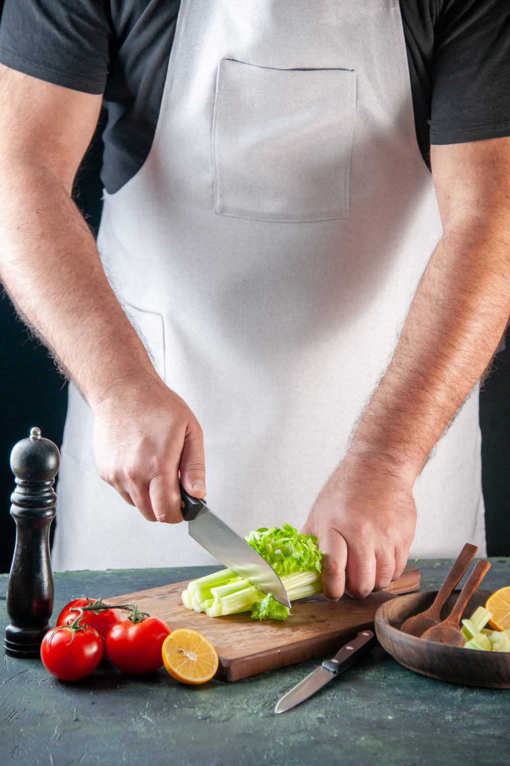 A chef chopping celery | Source: Freepik