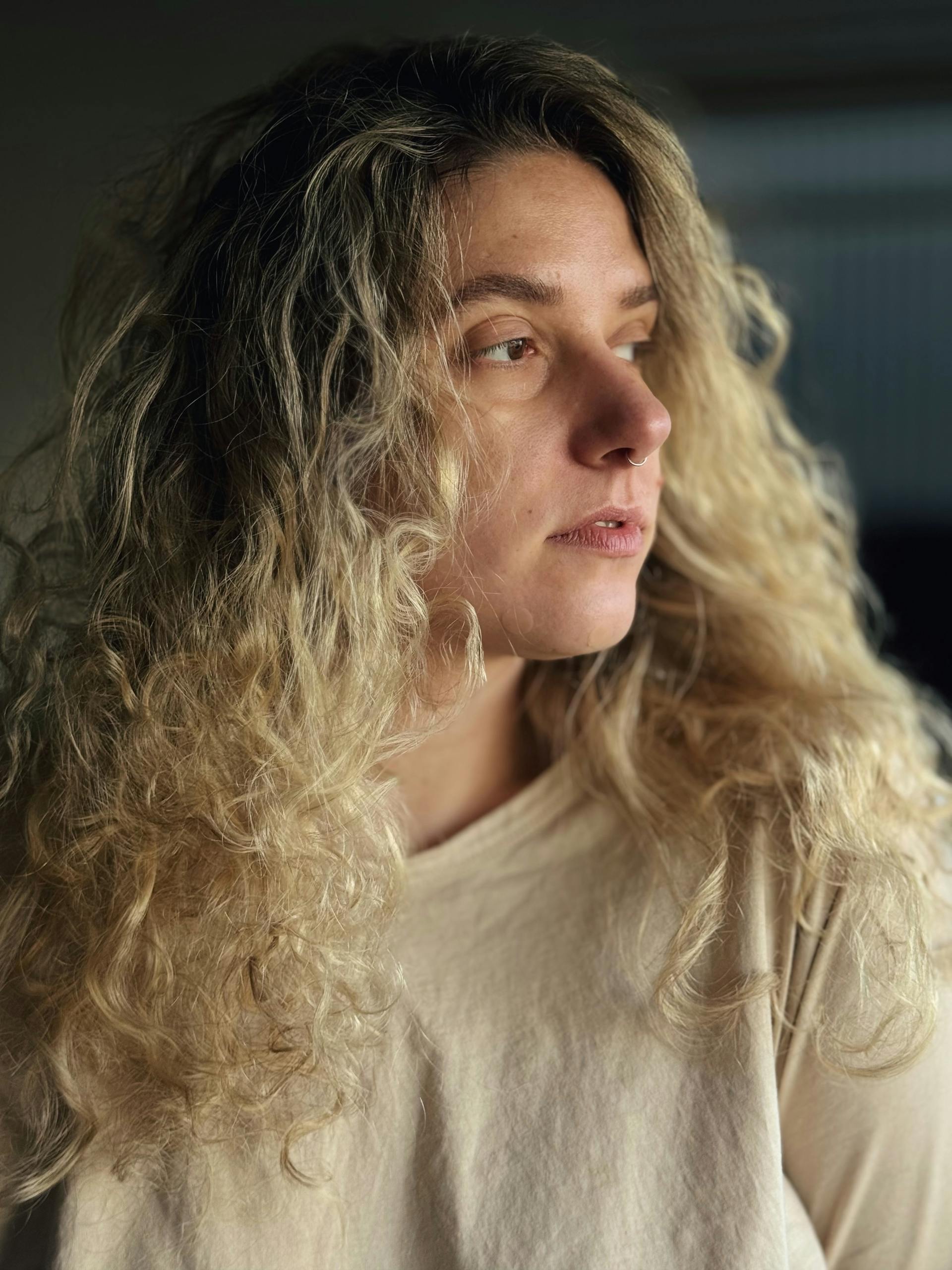 A woman glancing to one side | Source: Pexels