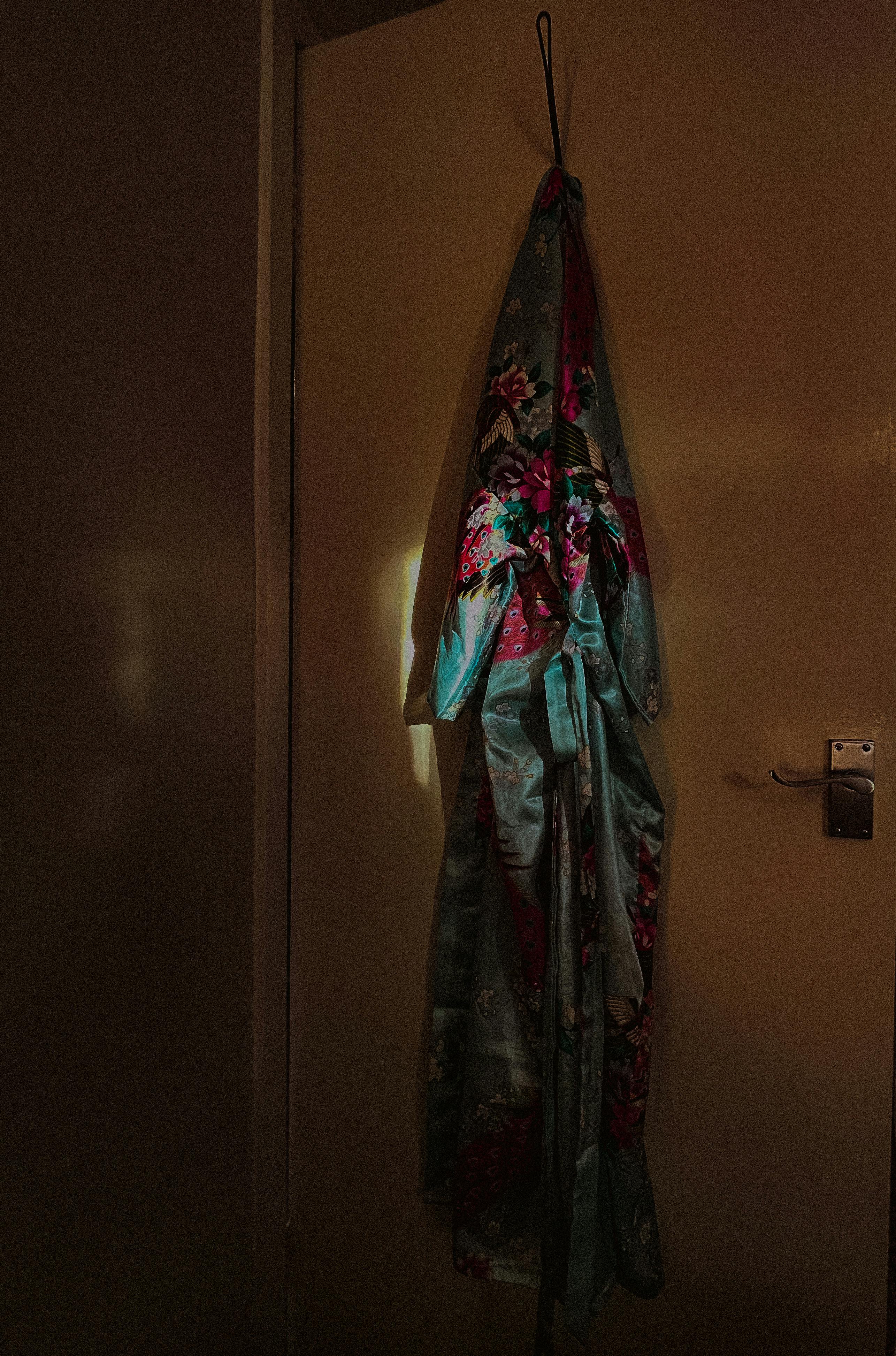A silk robe | Source: Pexels