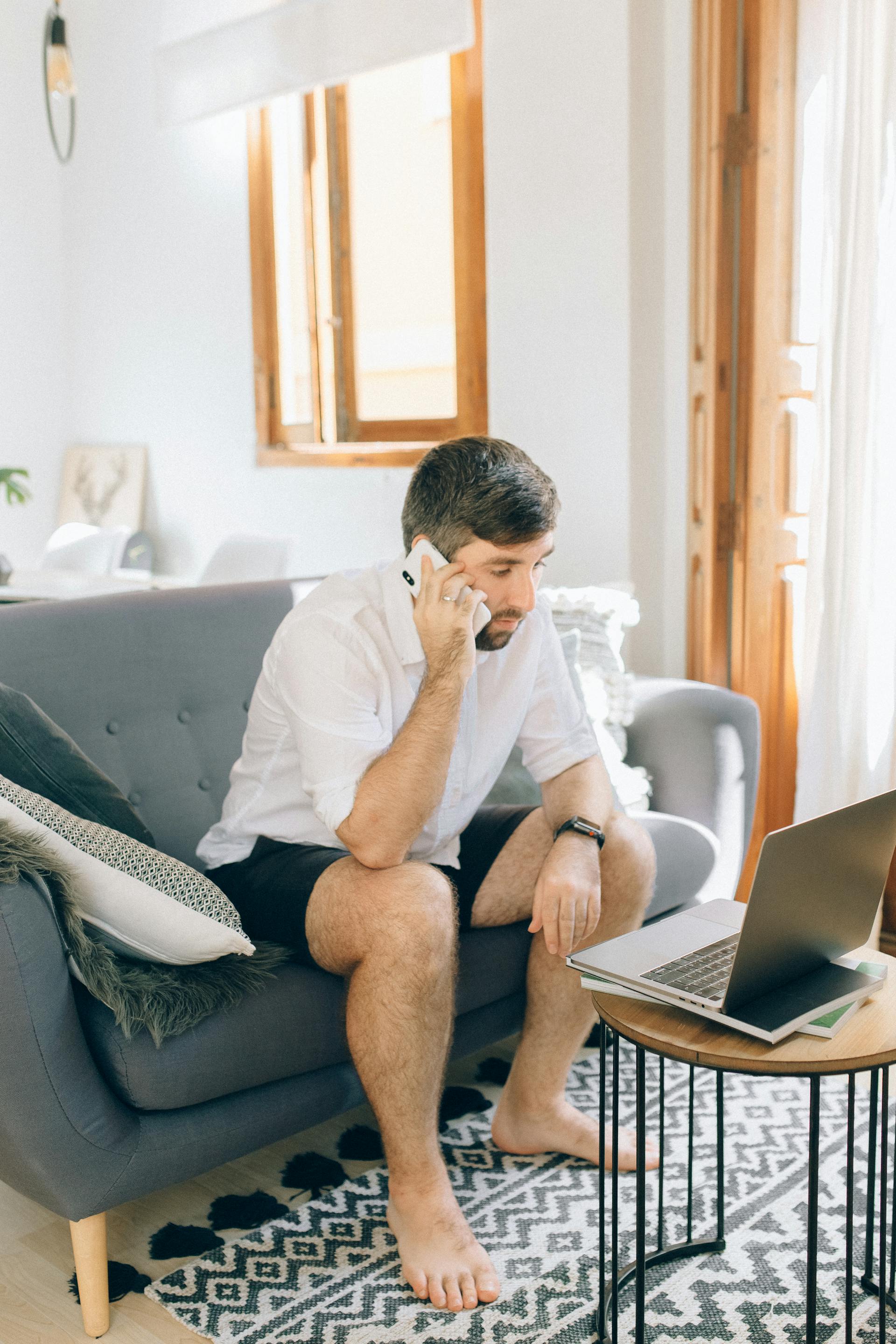 A man talking on the phone | Source: Pexels