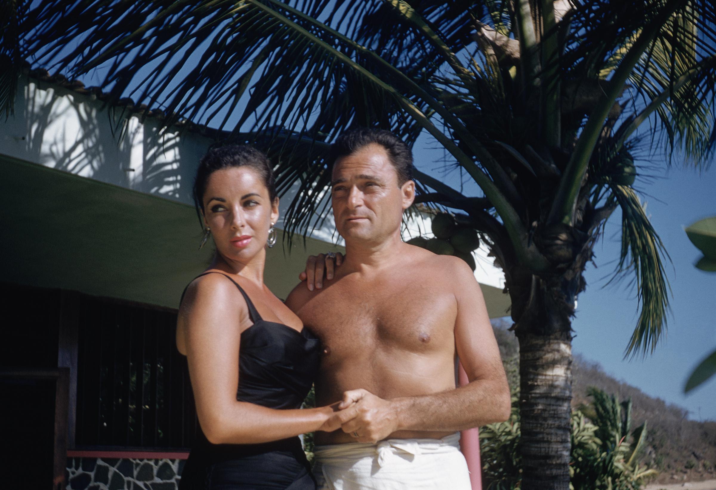 Elizabeth Taylor and husband Mike Todd at their honeymoon retreat on February 7, 1957. | Source: Getty Images