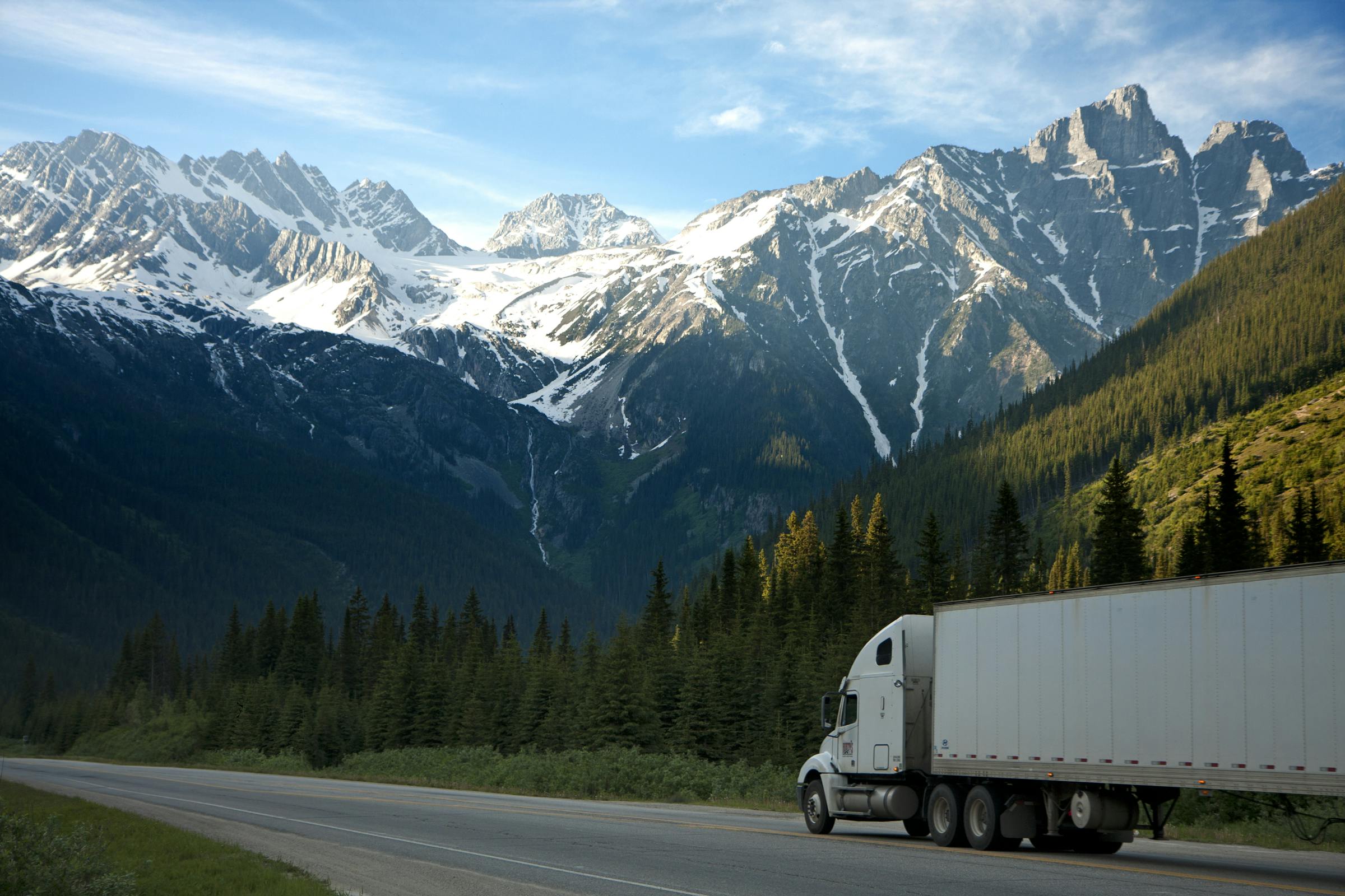 A big truck driving through a beautiful road | Source: Pexels