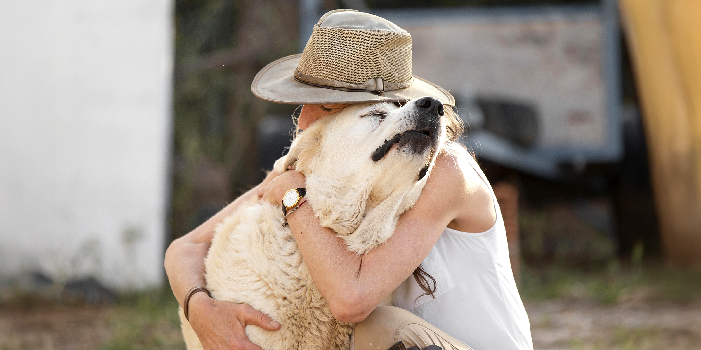 A woman hugging her dog | Source: Freepik