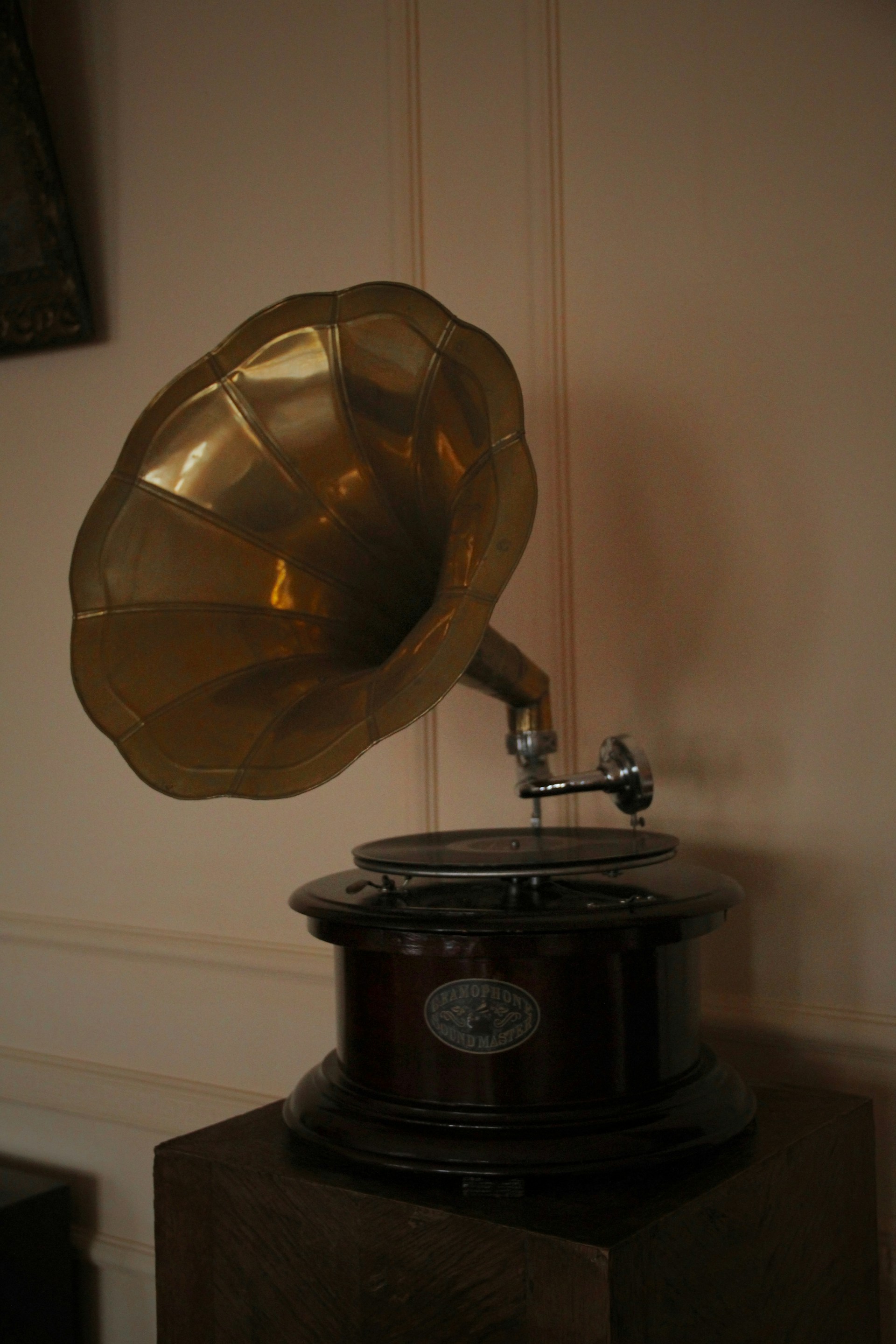 A vintage gramophone on the table | Source: Unsplash