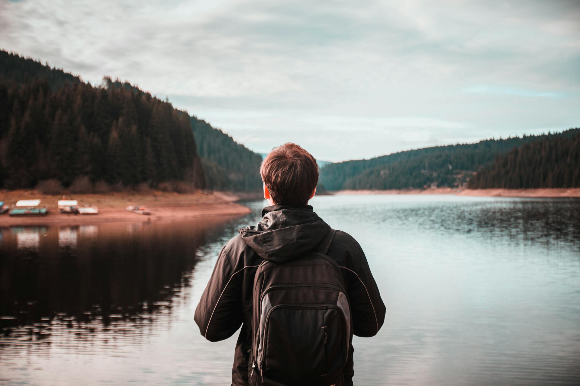 A man standing outdoors | Source: Pexels