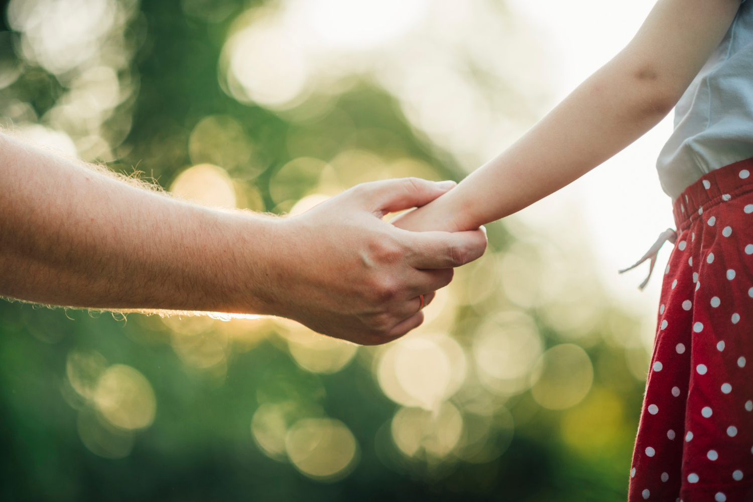 Father and daughter holding hands | Source: Freepik