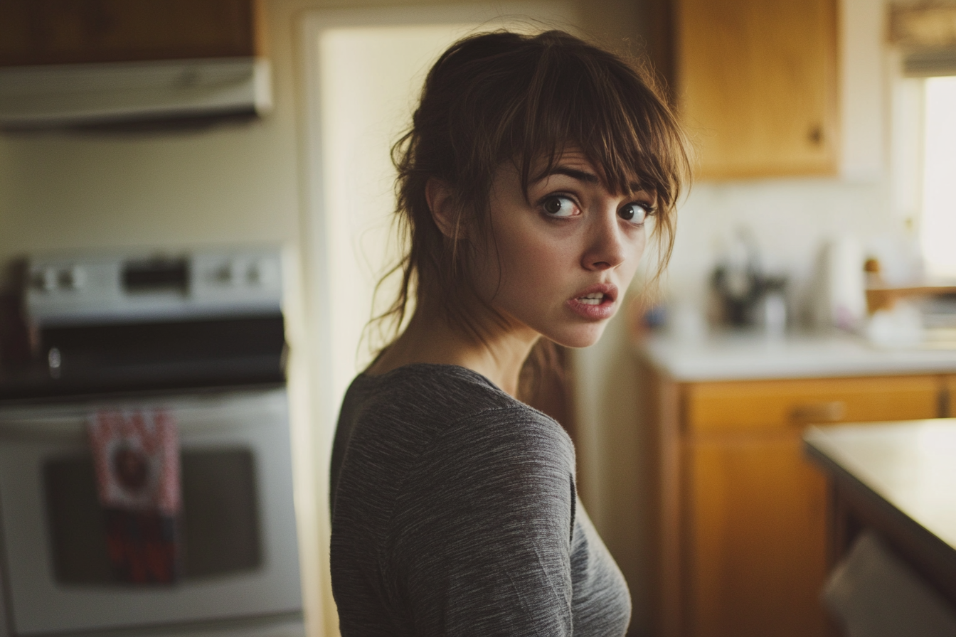 Une femme choquée dans une cuisine | Source : Midjourney