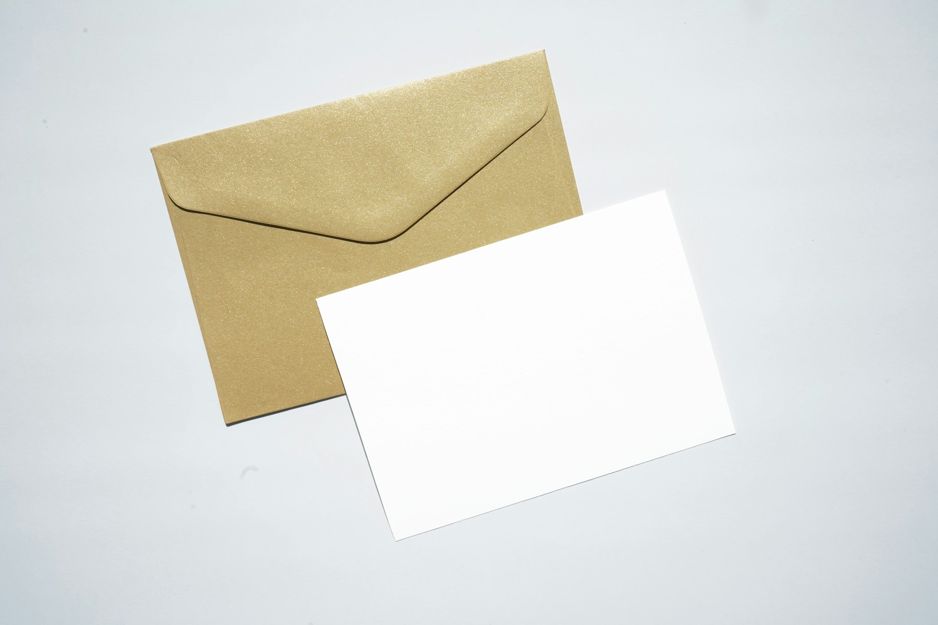 A card and an envelope | Source: Pexels