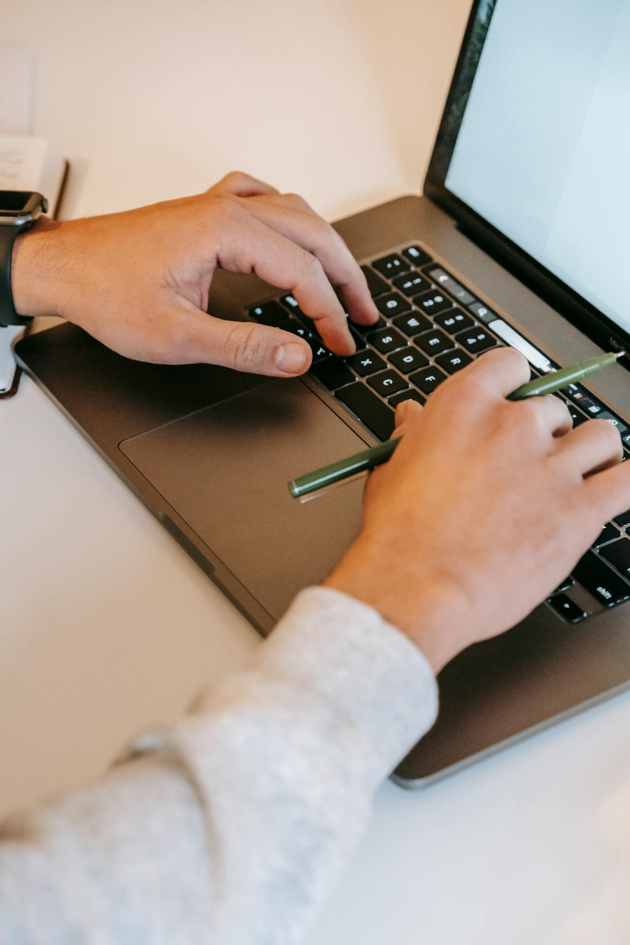 A man using his laptop | Source: Pexels