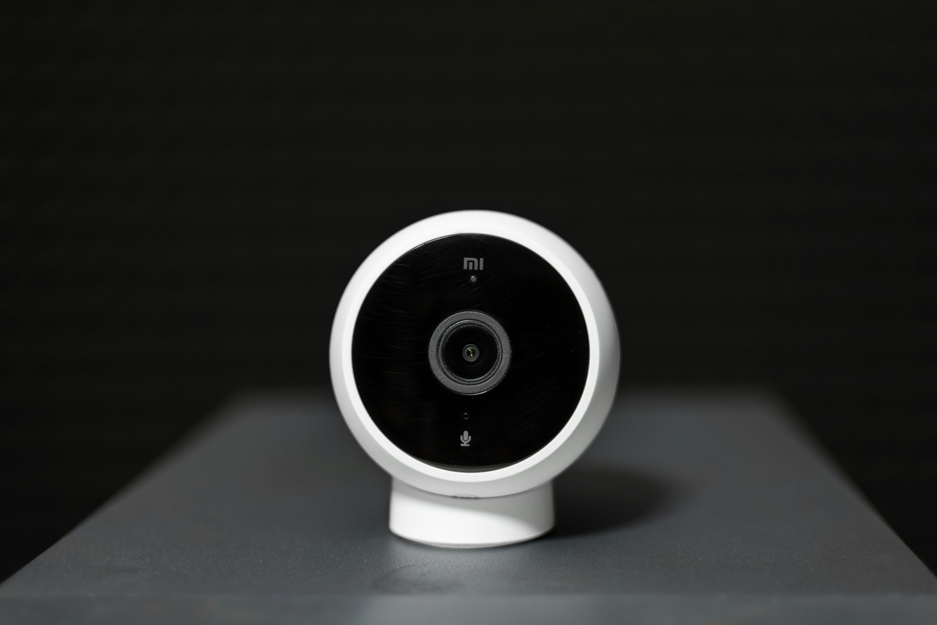 A small camera on a gray surface | Source: Unsplash