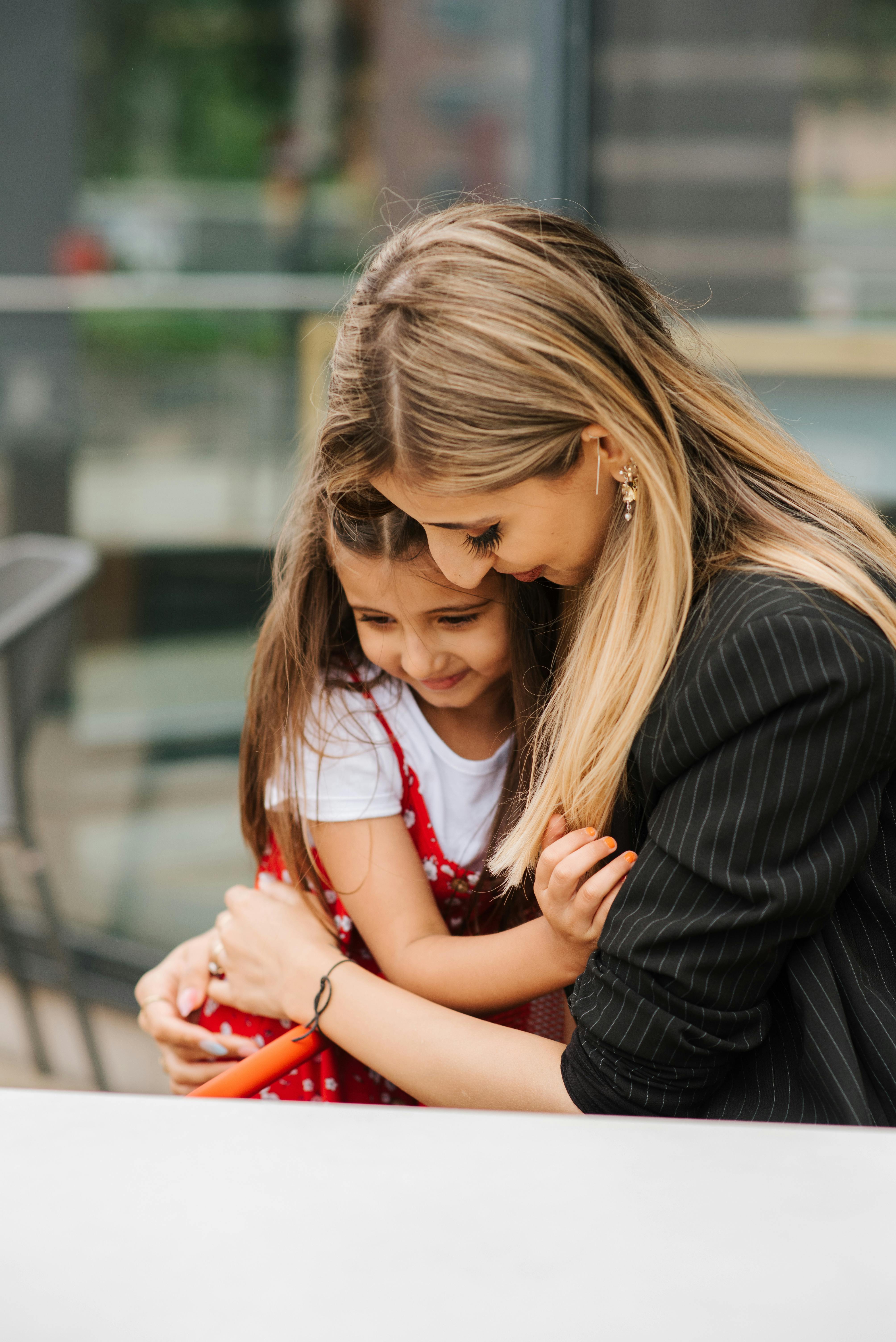 A little girl and her aunt hugging | Source: Pexels