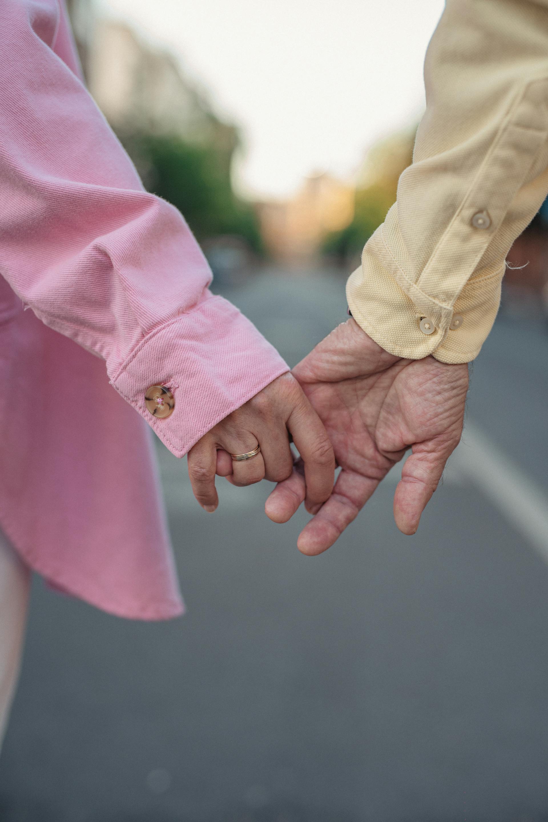 A couple holding hands | Source: Pexels