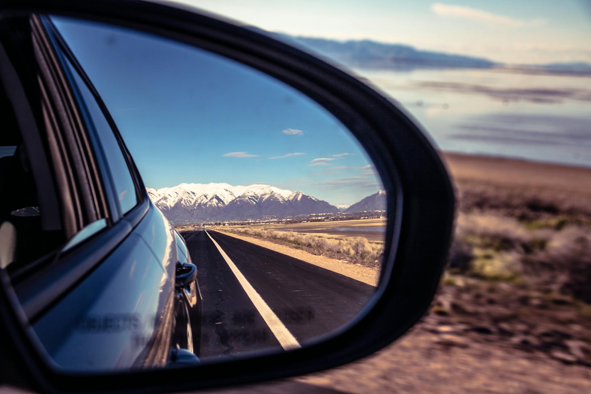 The view in a car's side mirror | Source: Pexels