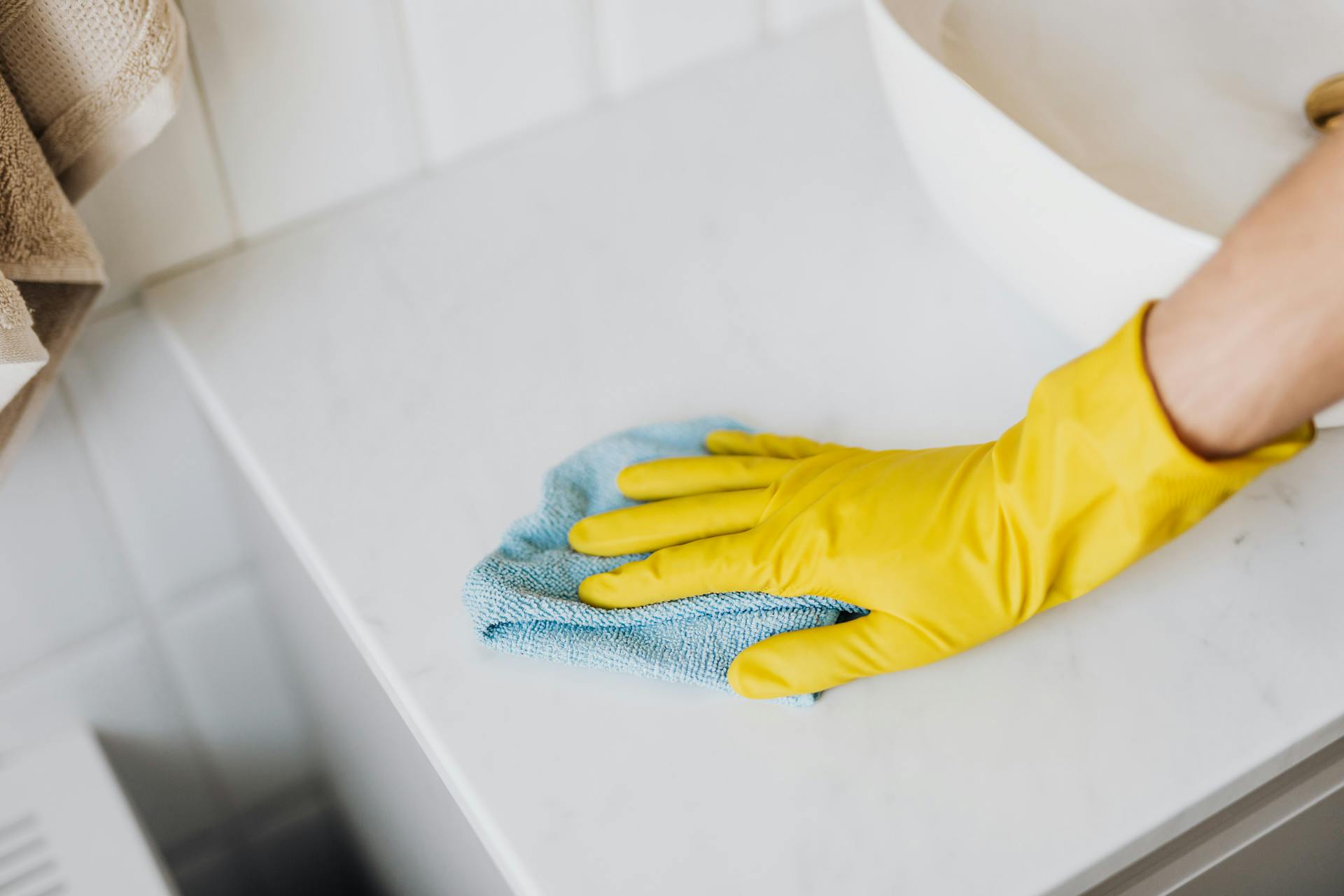 A person cleaning a bathroom | Source: Pexels