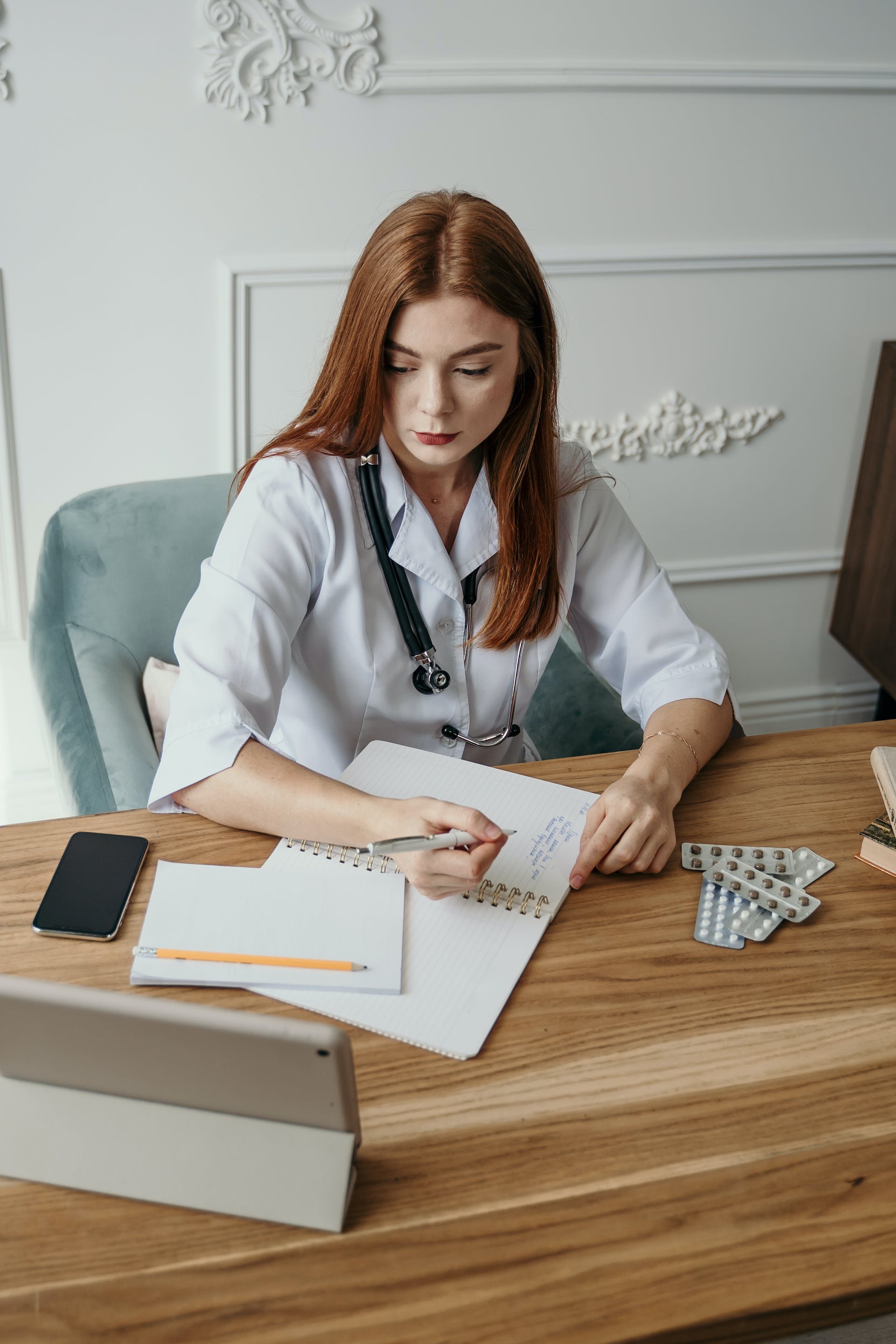 Doctor sitting at desk | Source: Pexels