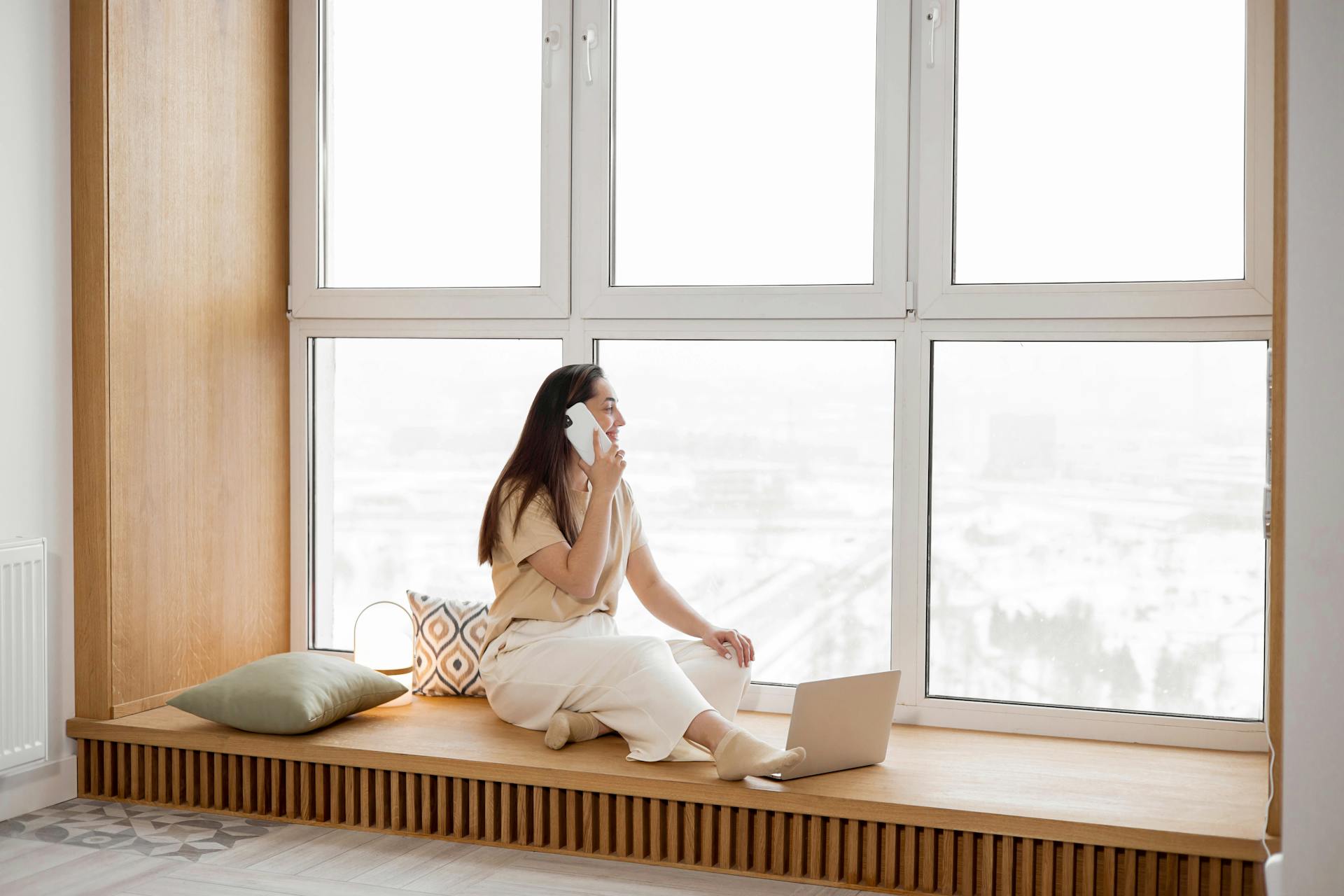 A woman speaking on her phone | Source: Pexels