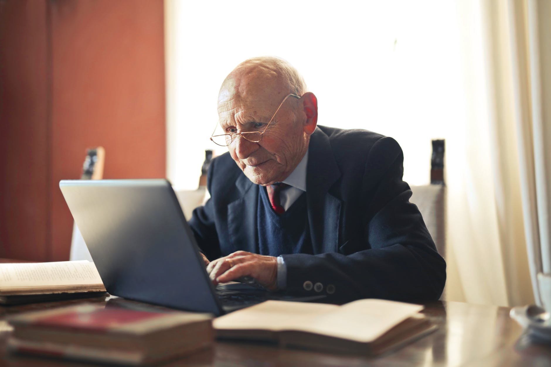 Her father ushered her to his office. | Source: Pexels