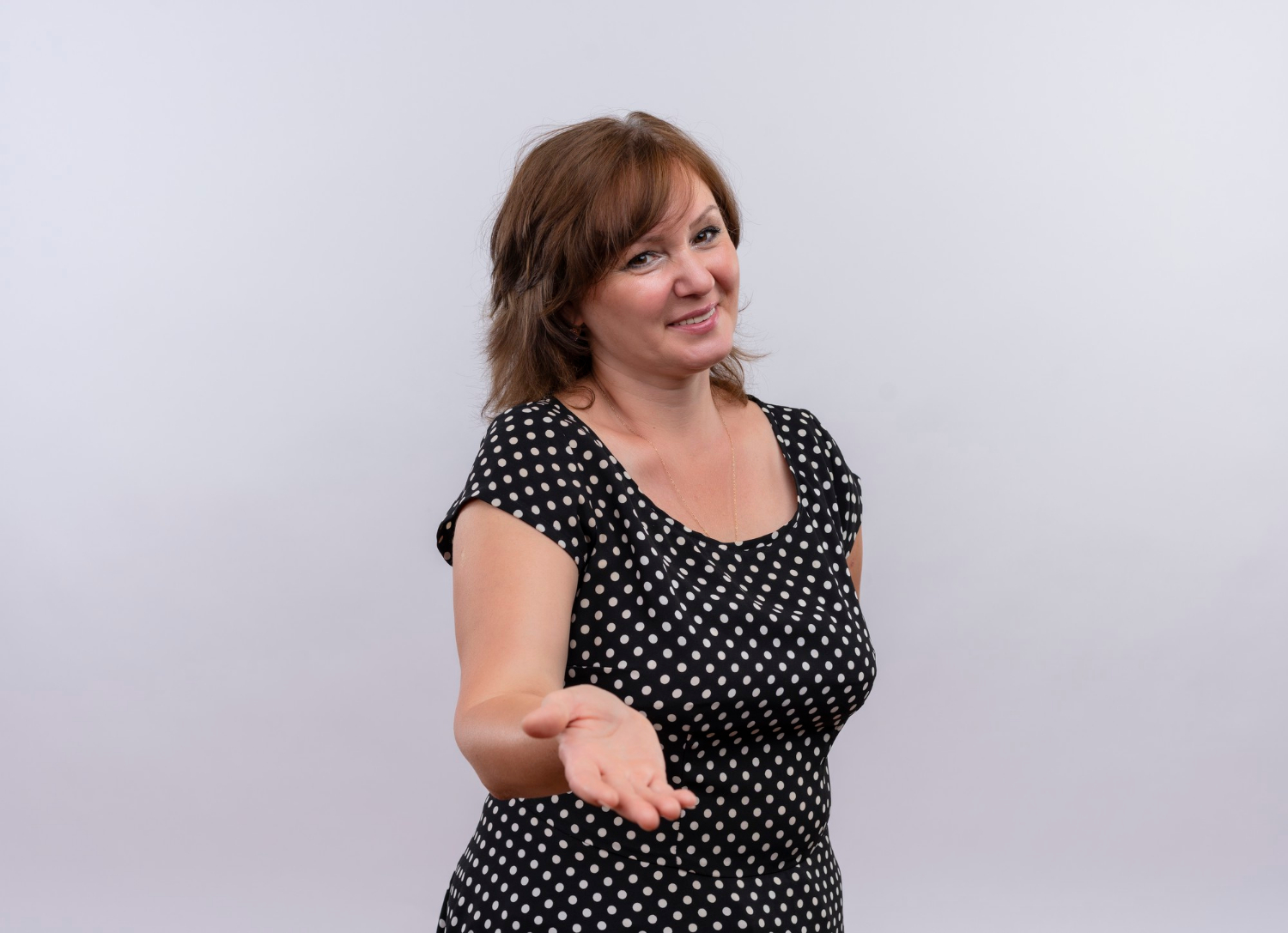 A smiling woman extending her hand | Source: Freepik