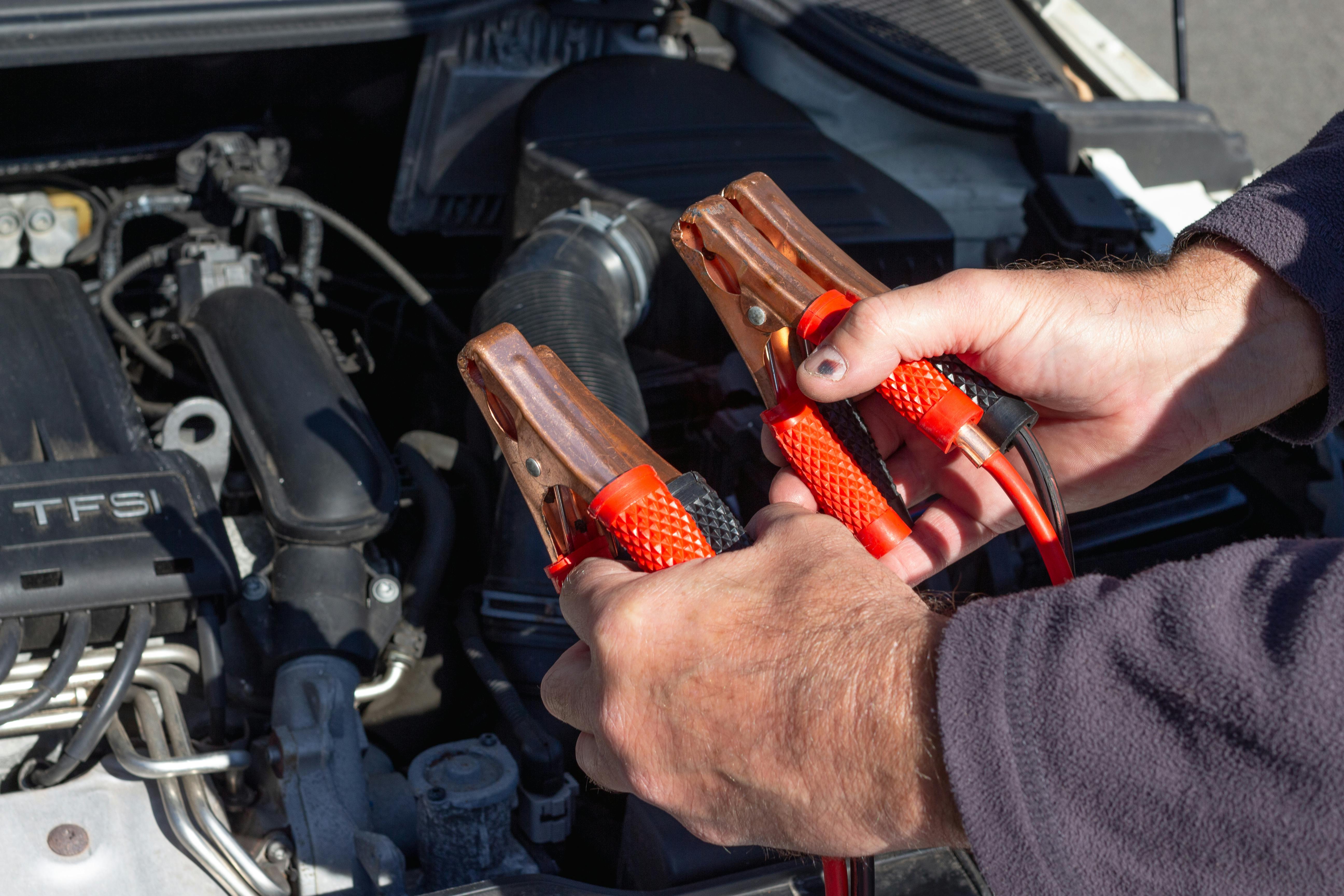 A man holding jumper cables | Source: Pexels