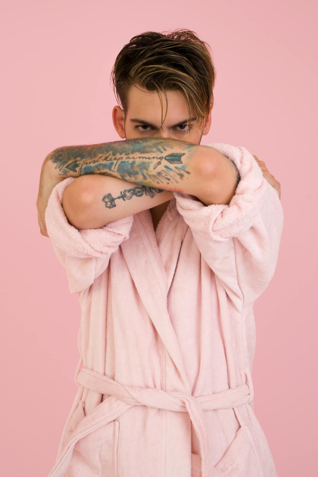 A man wearing a pink bathrobe | Source: Pexels