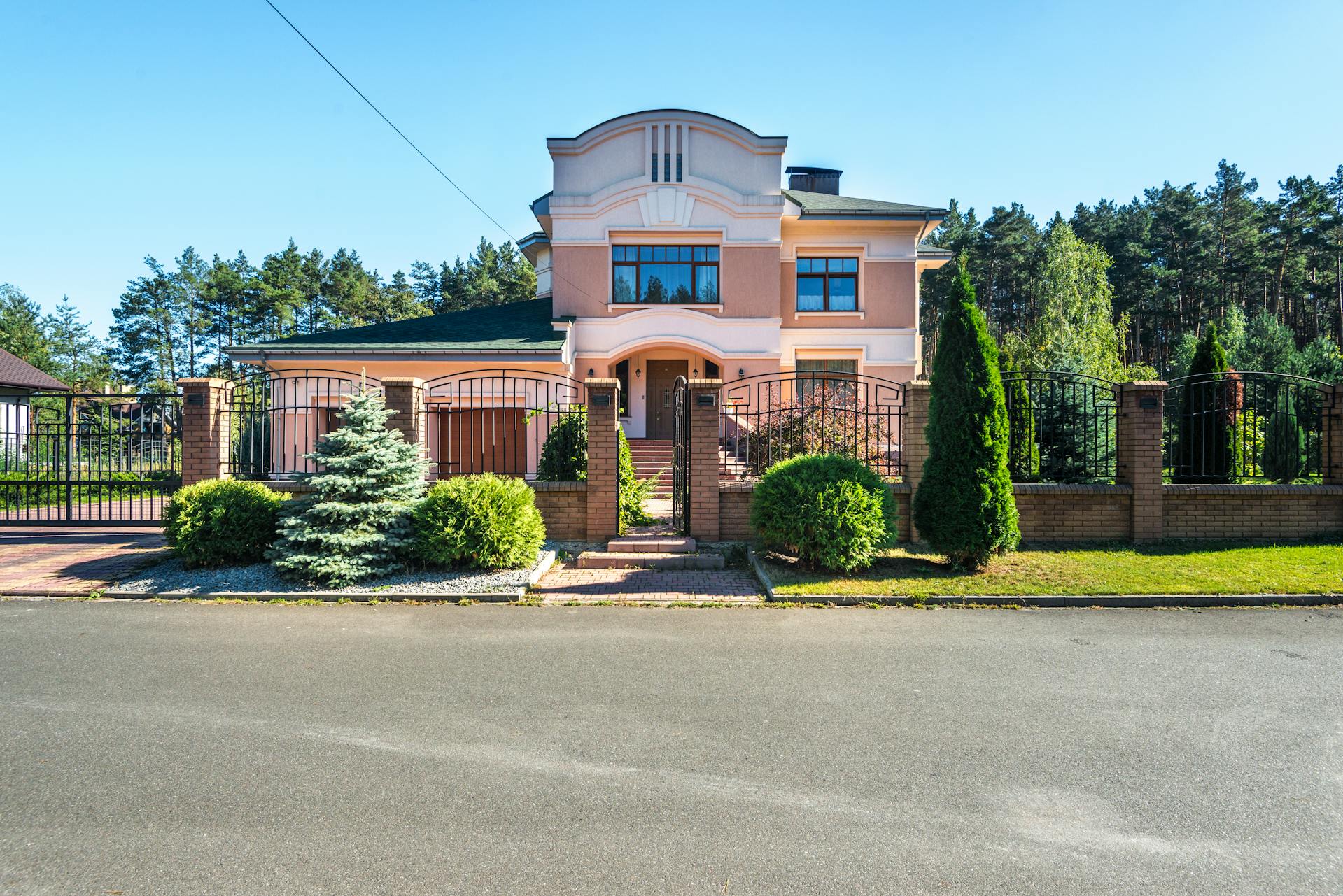 A house surrounded by a tall fence | Source: Pexels