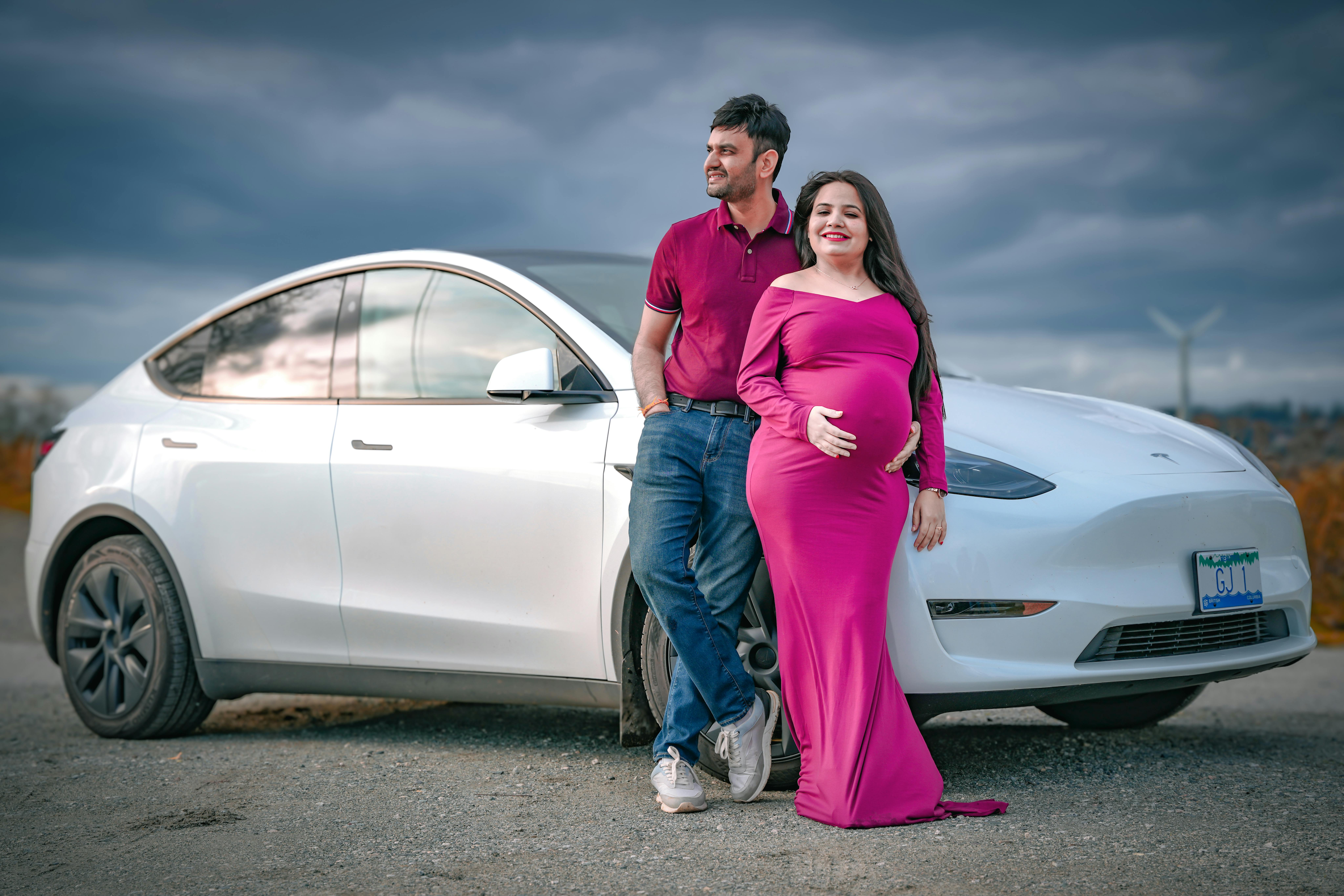 A couple poses in front of a car | Source: Pexels
