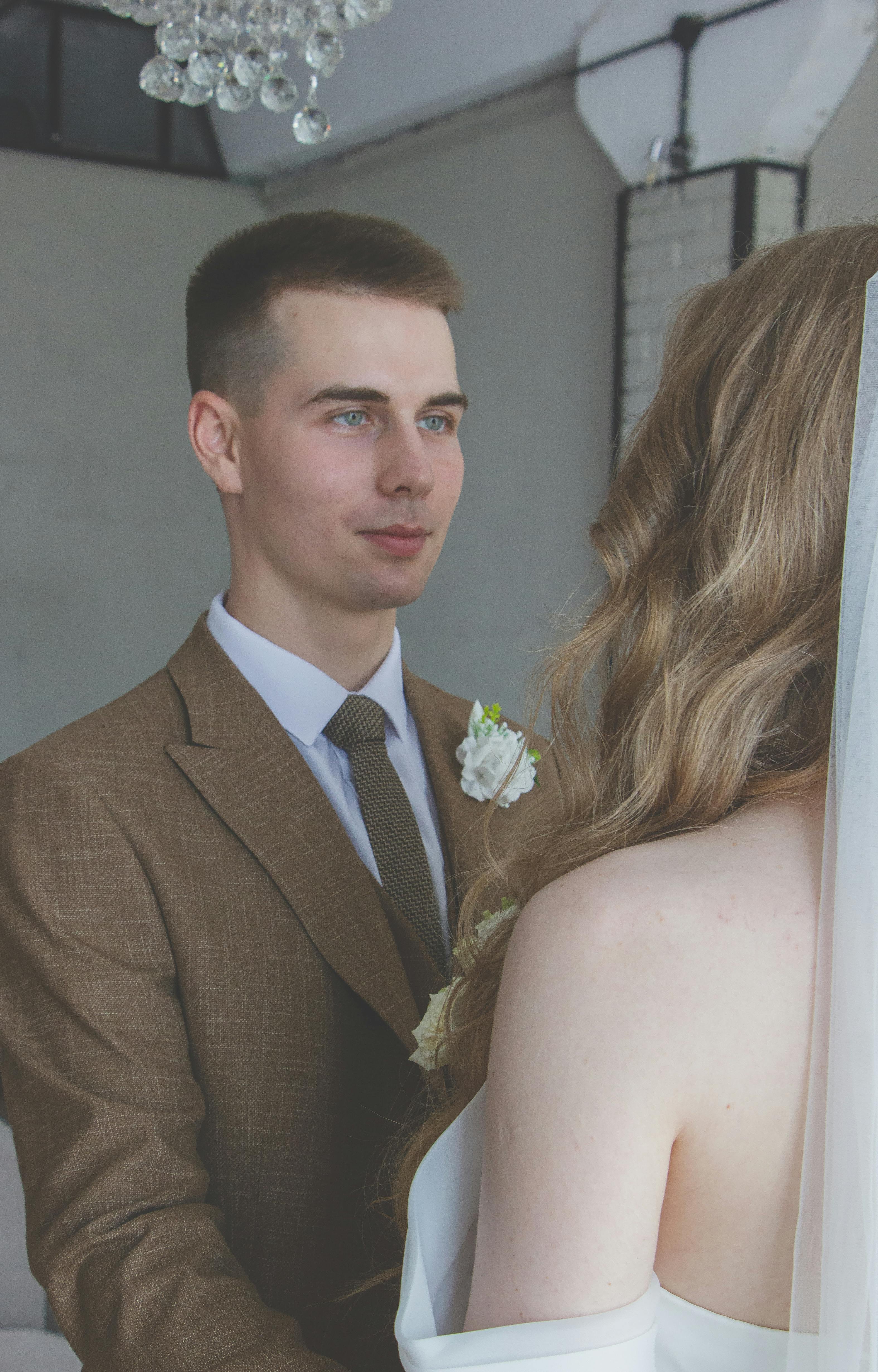 Groom looking at his bride | Source: Pexels