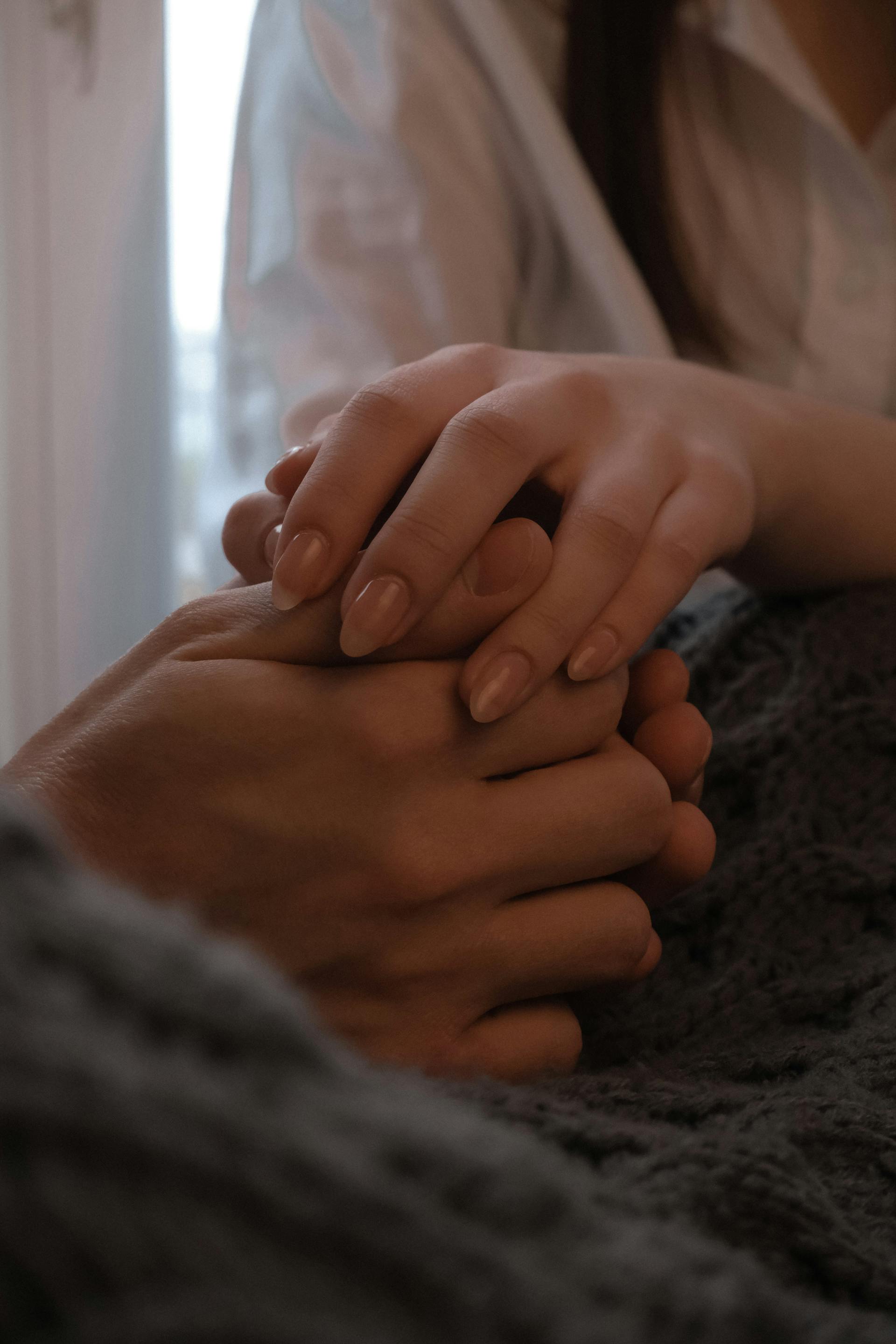 A close-up shot of a couple holding hands | Source: Pexels