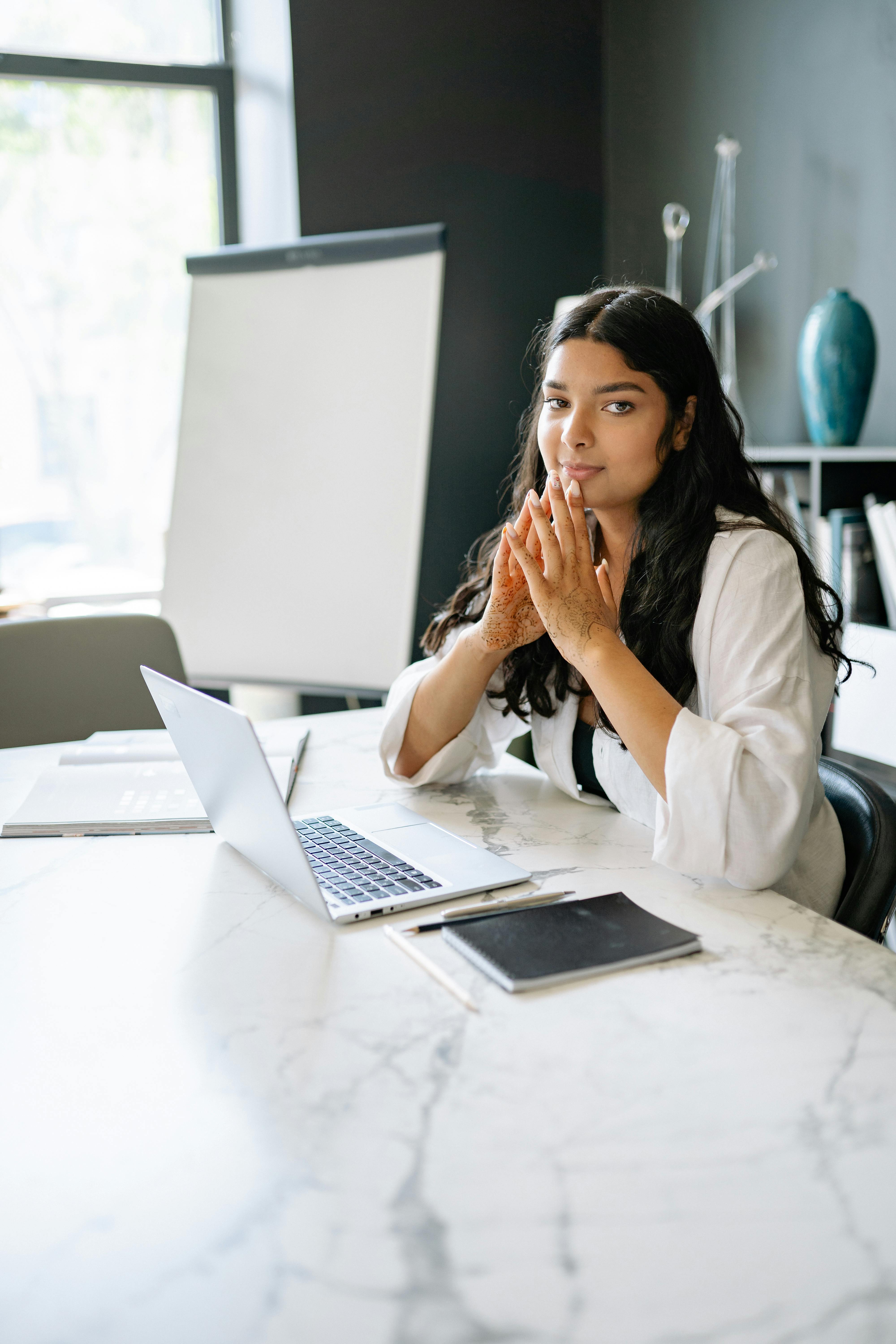 Woman in an office | Source: Pexels
