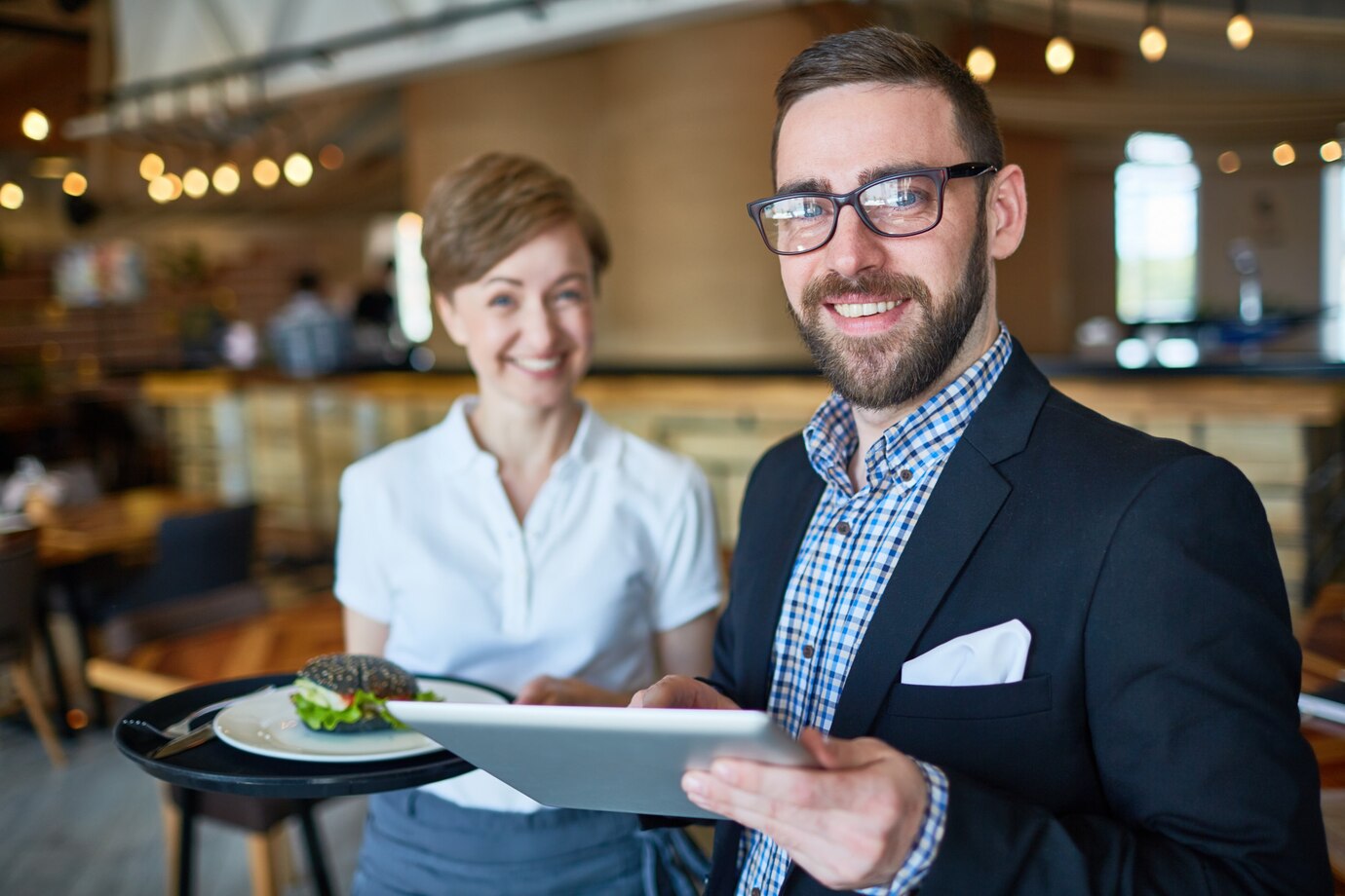 A manager and a waitress smiling | Source: Freepik