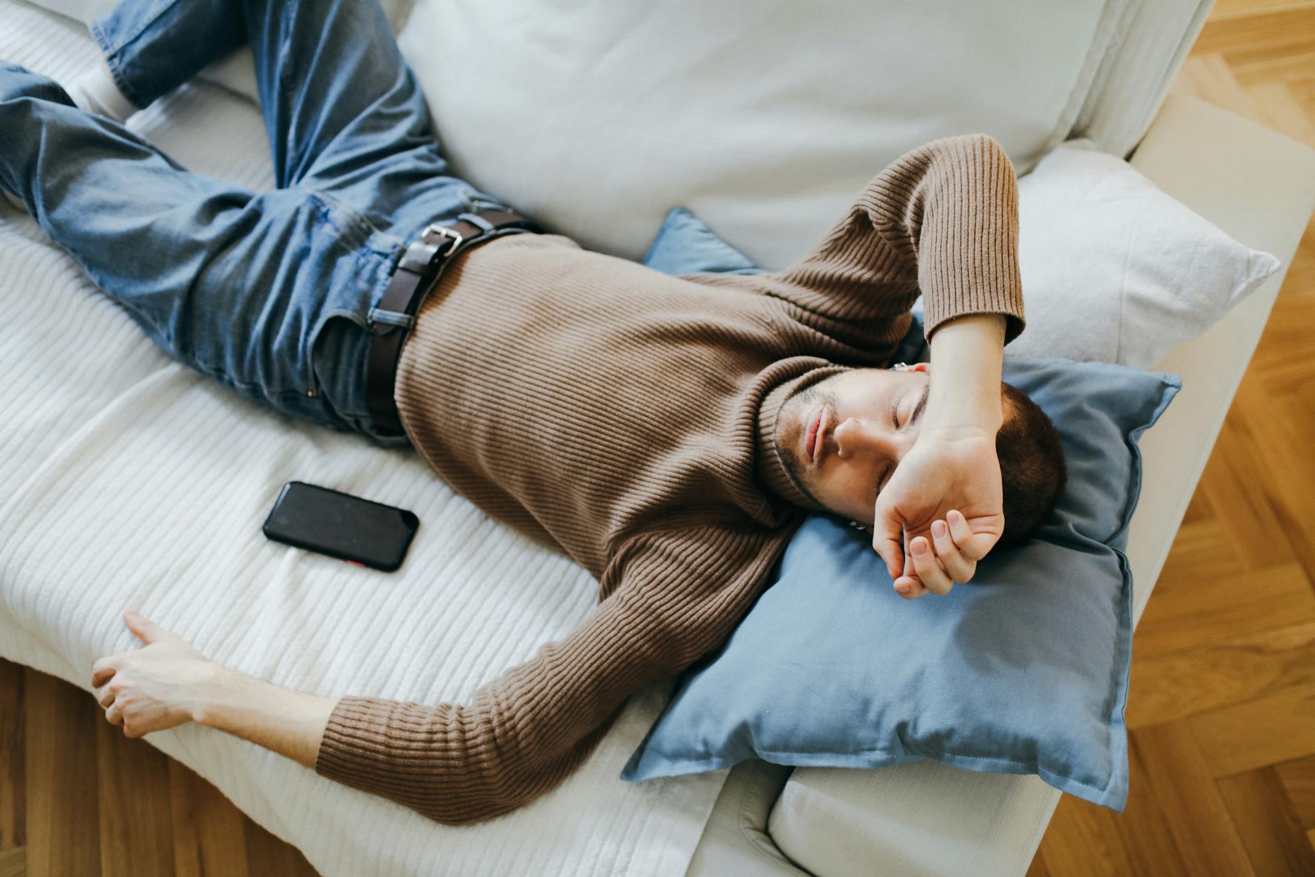 A man sleeping on the couch | Source: Pexels
