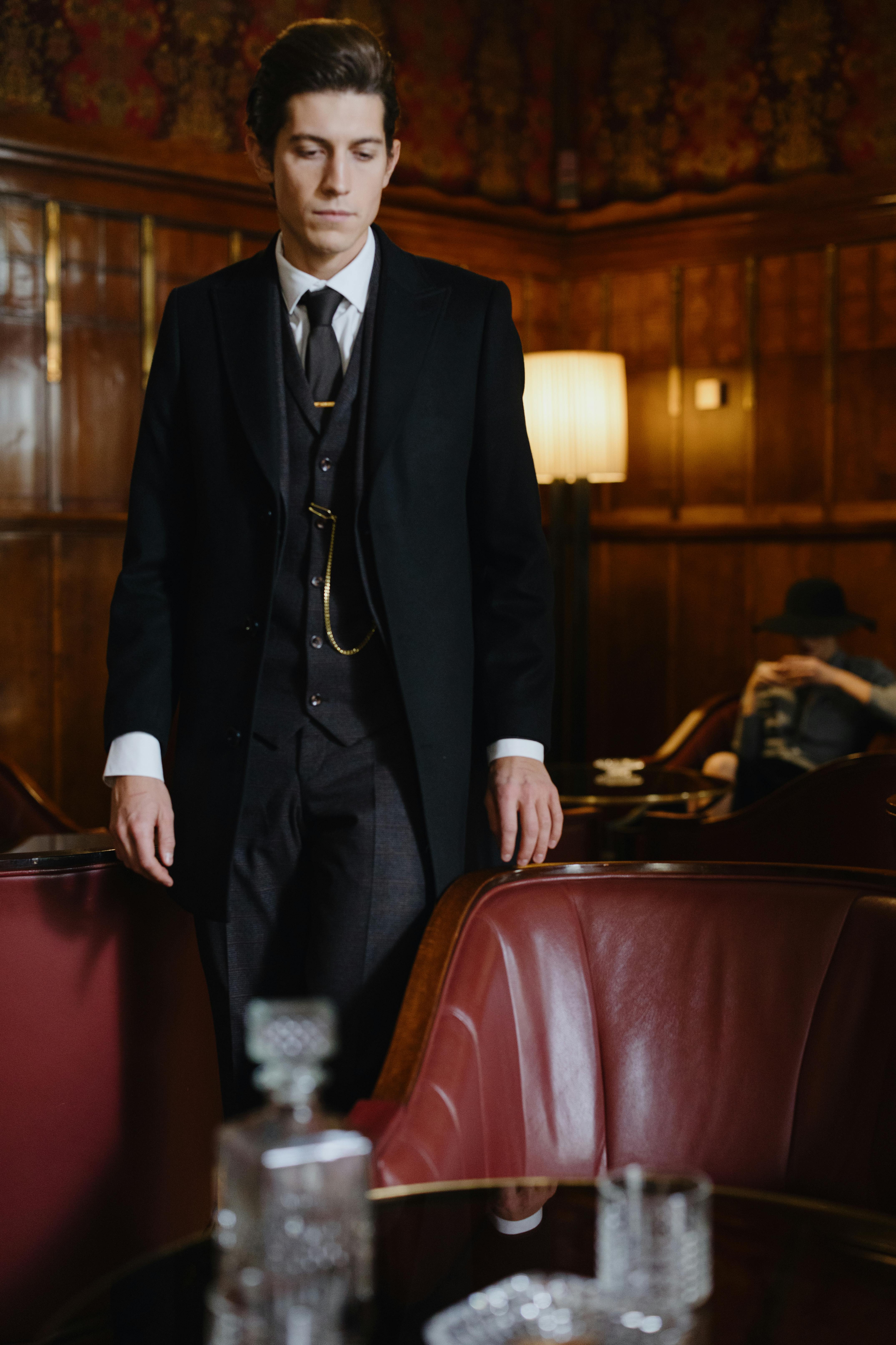 An unhappy man leaving a restaurant | Source: Pexels