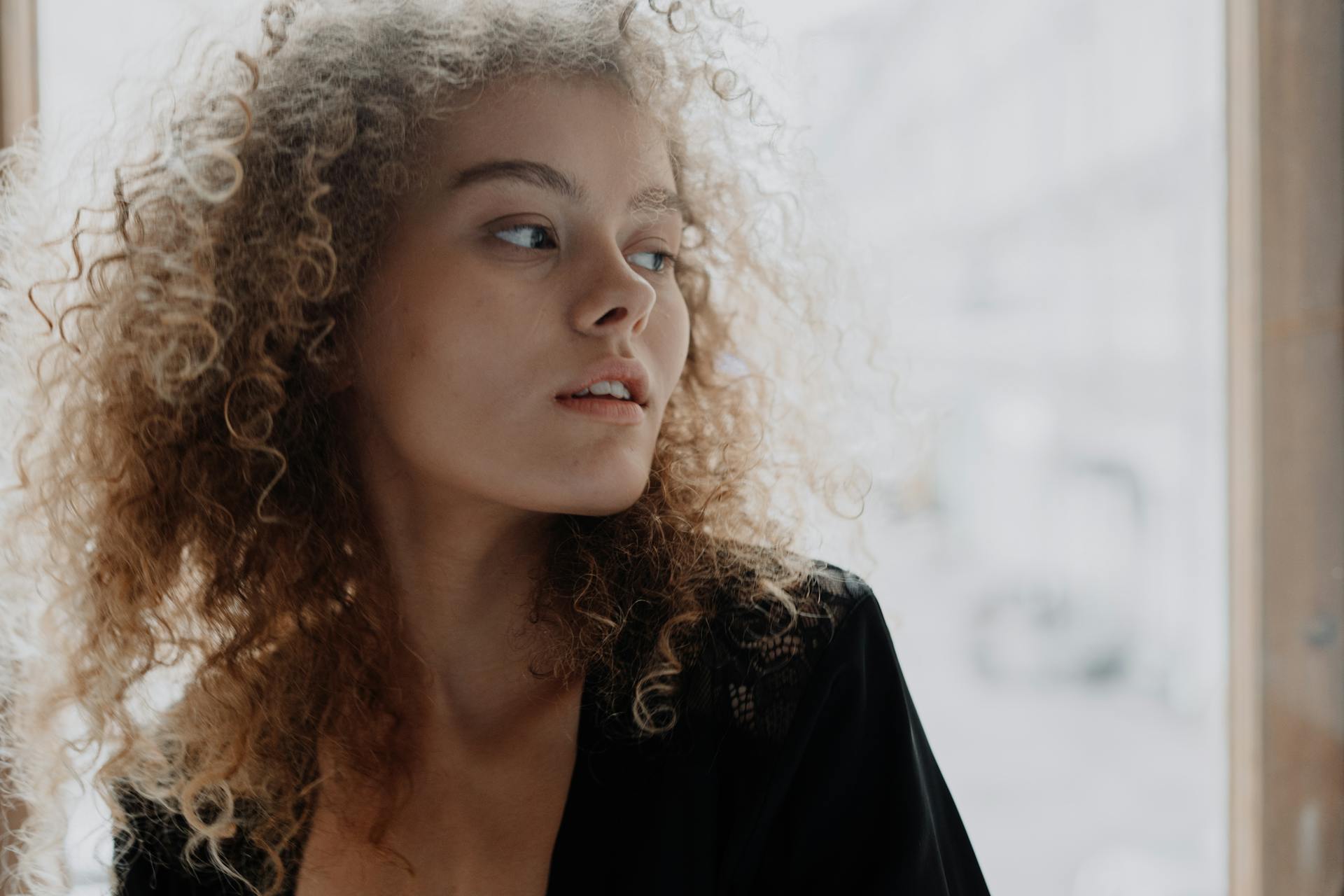 A woman glancing back at something | Source: Pexels