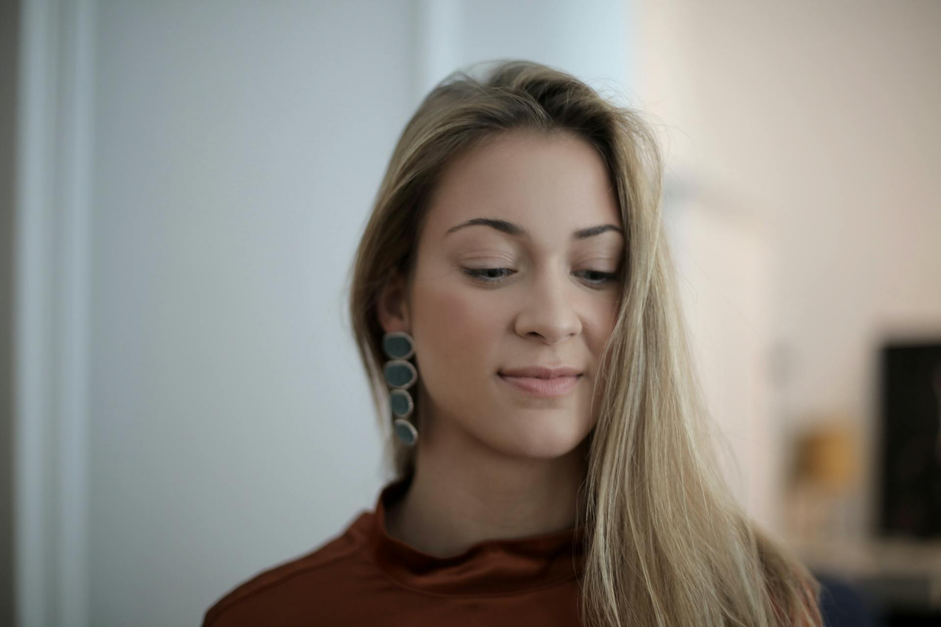 A woman glancing down | Source: Pexels