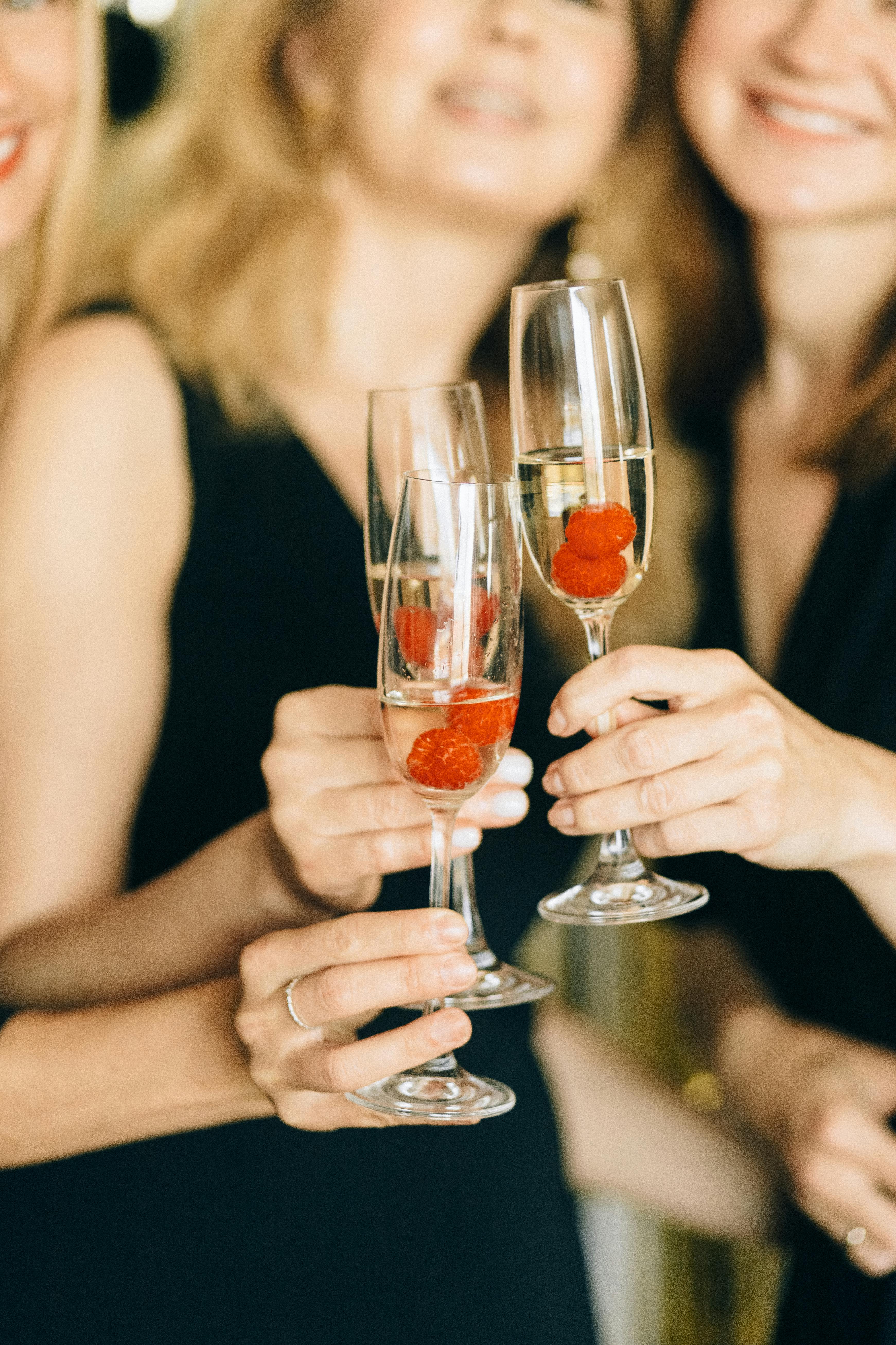 People clinking their glasses | Source: Pexels