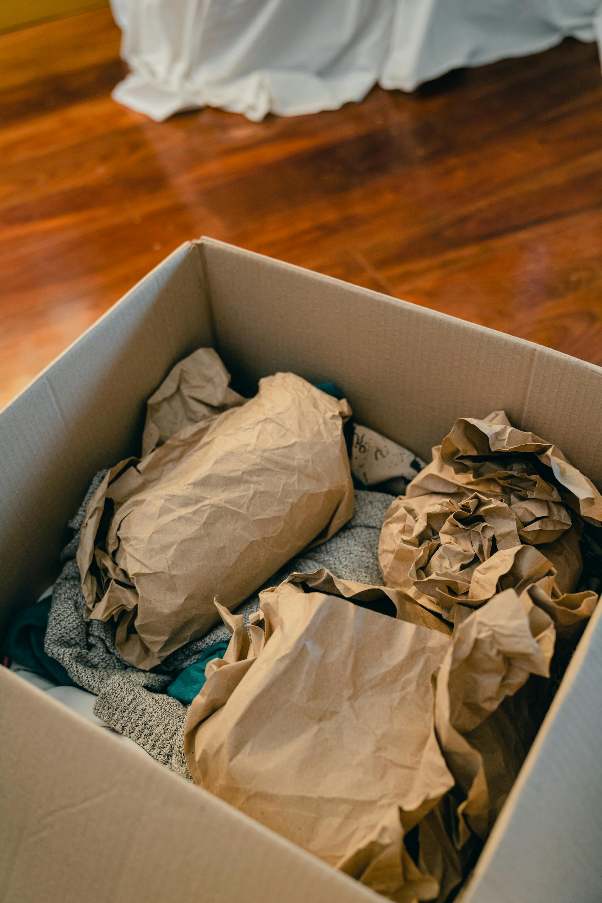 Itens embalados em uma caixa de papelão | Fonte: Pexels