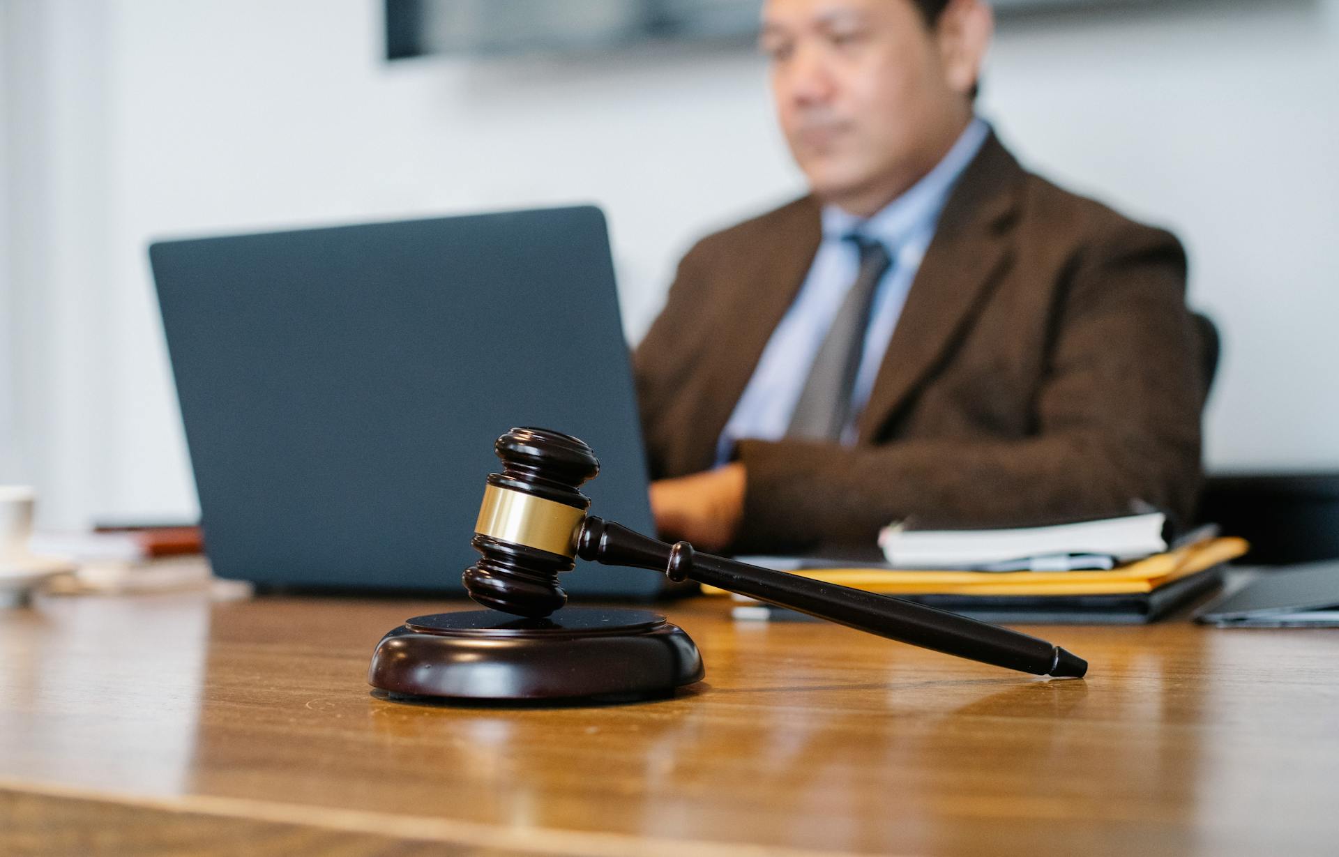 Un avocat assis dans son bureau | Source : Pexels