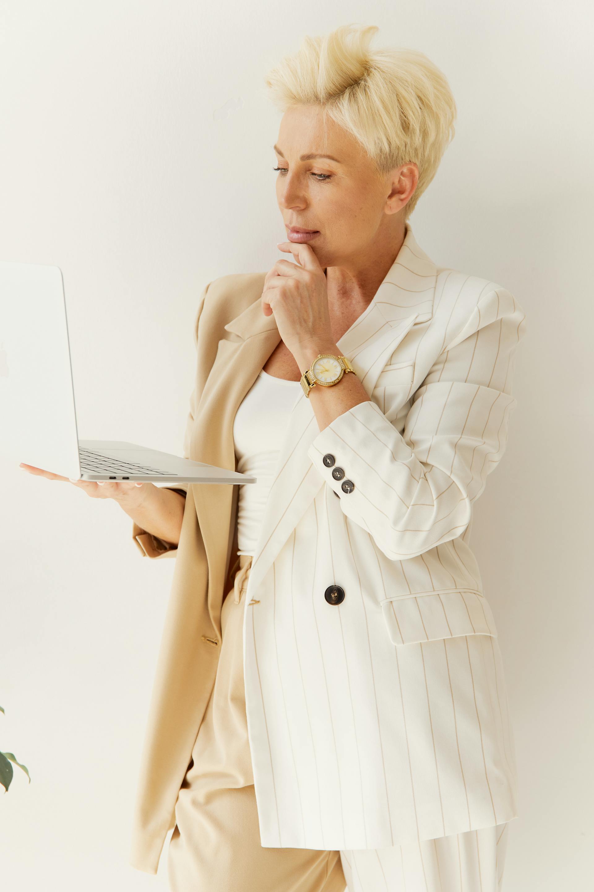 A woman using a laptop | Source: Pexels