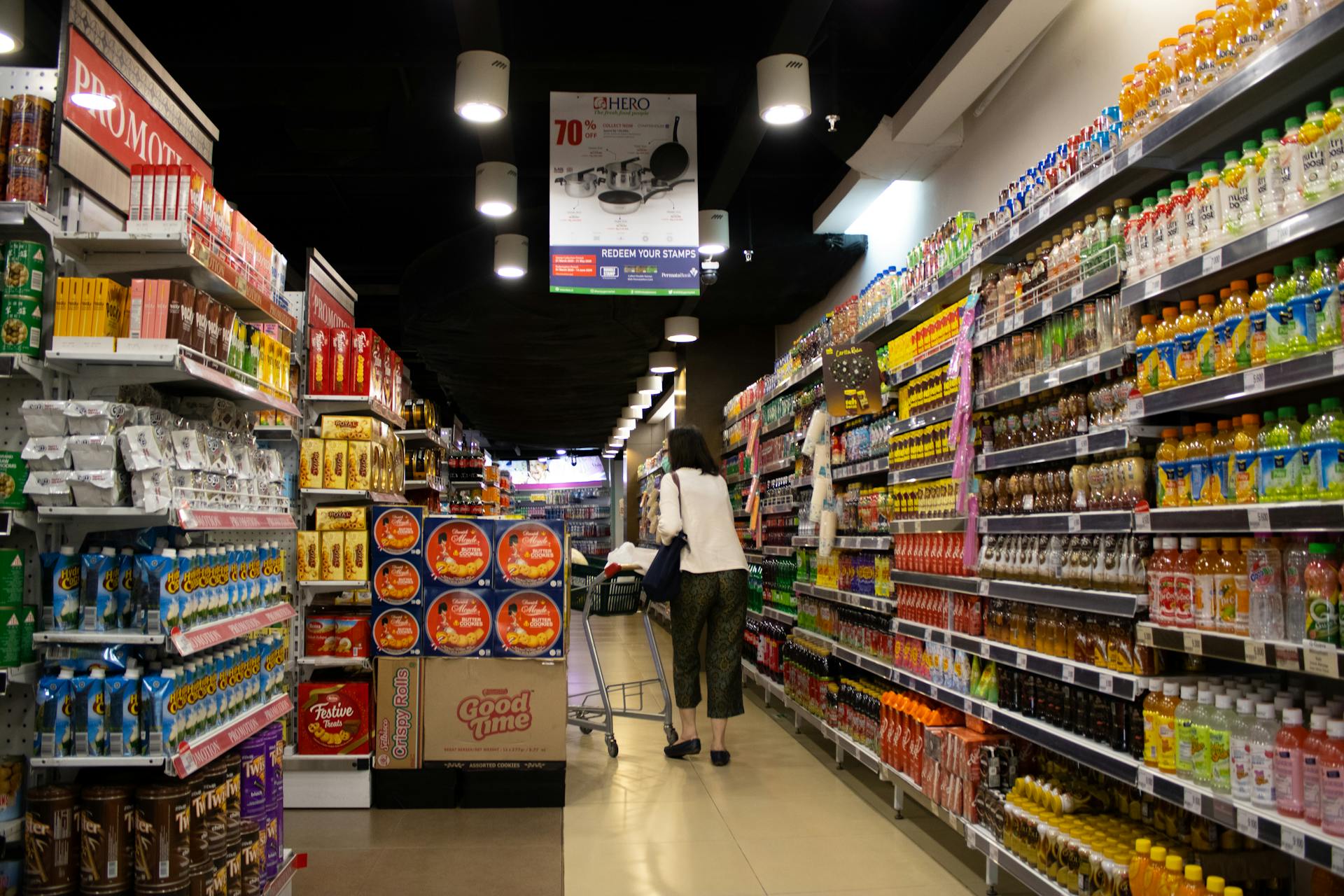 A woman in a grocery store | Source: Pexels