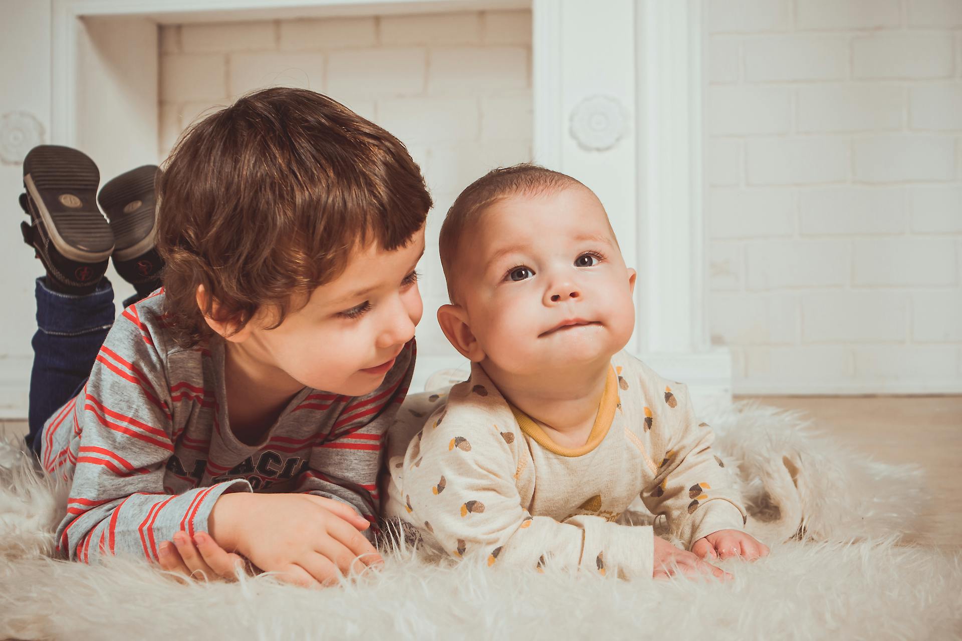 A young child and a baby | Source: Pexels