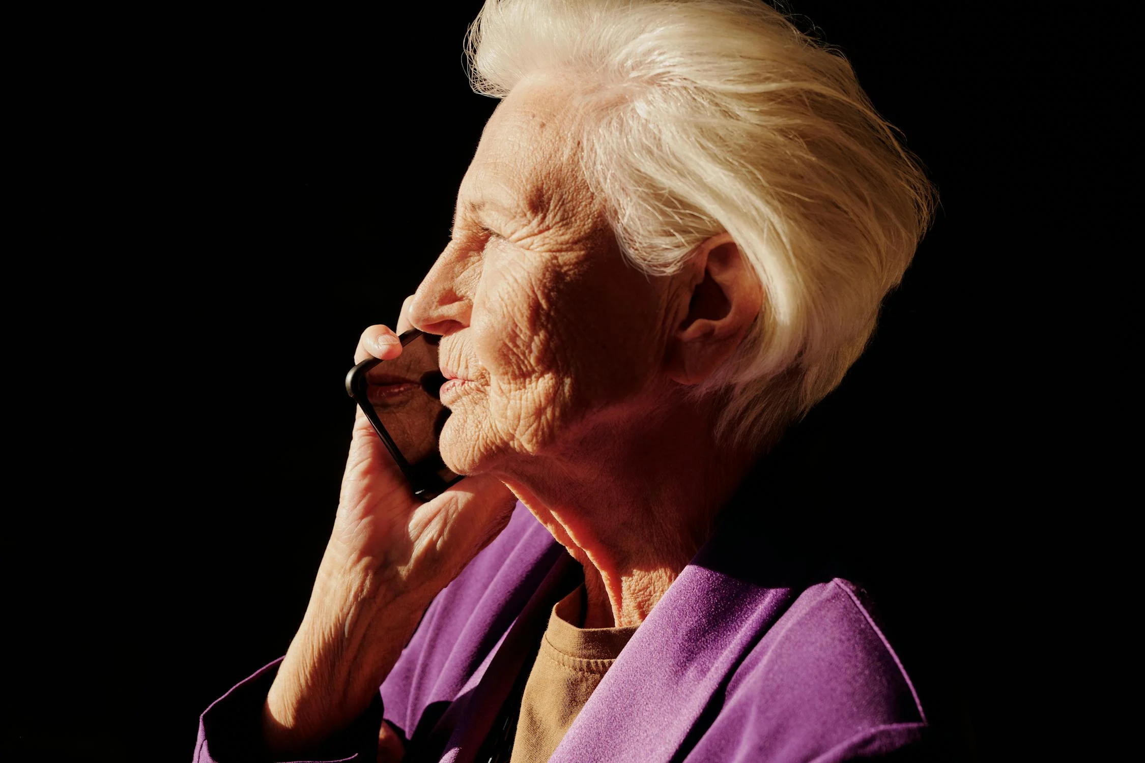 An elderly woman on her phone | Source: Pexels