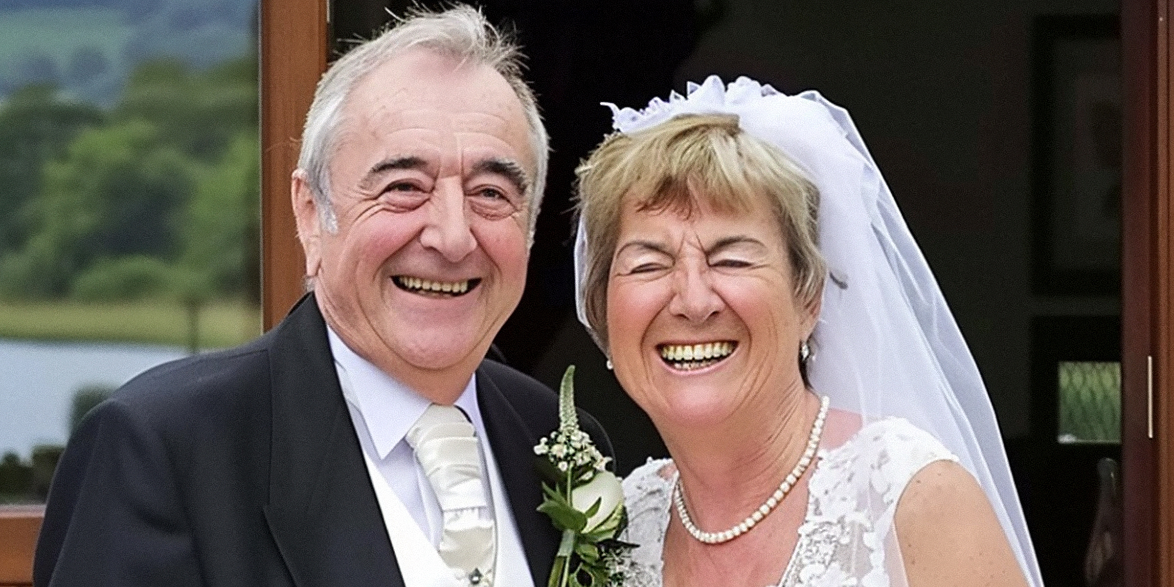 A smiling elderly bridal couple | Source: Amomama