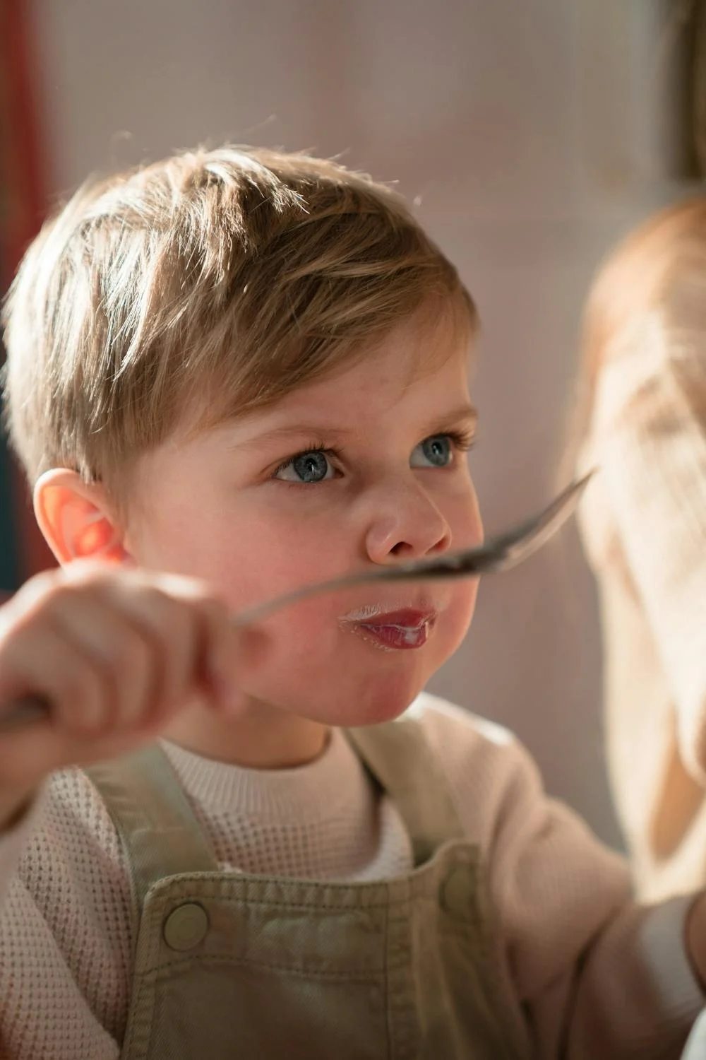 A boy eating cereal | Source: Pexels